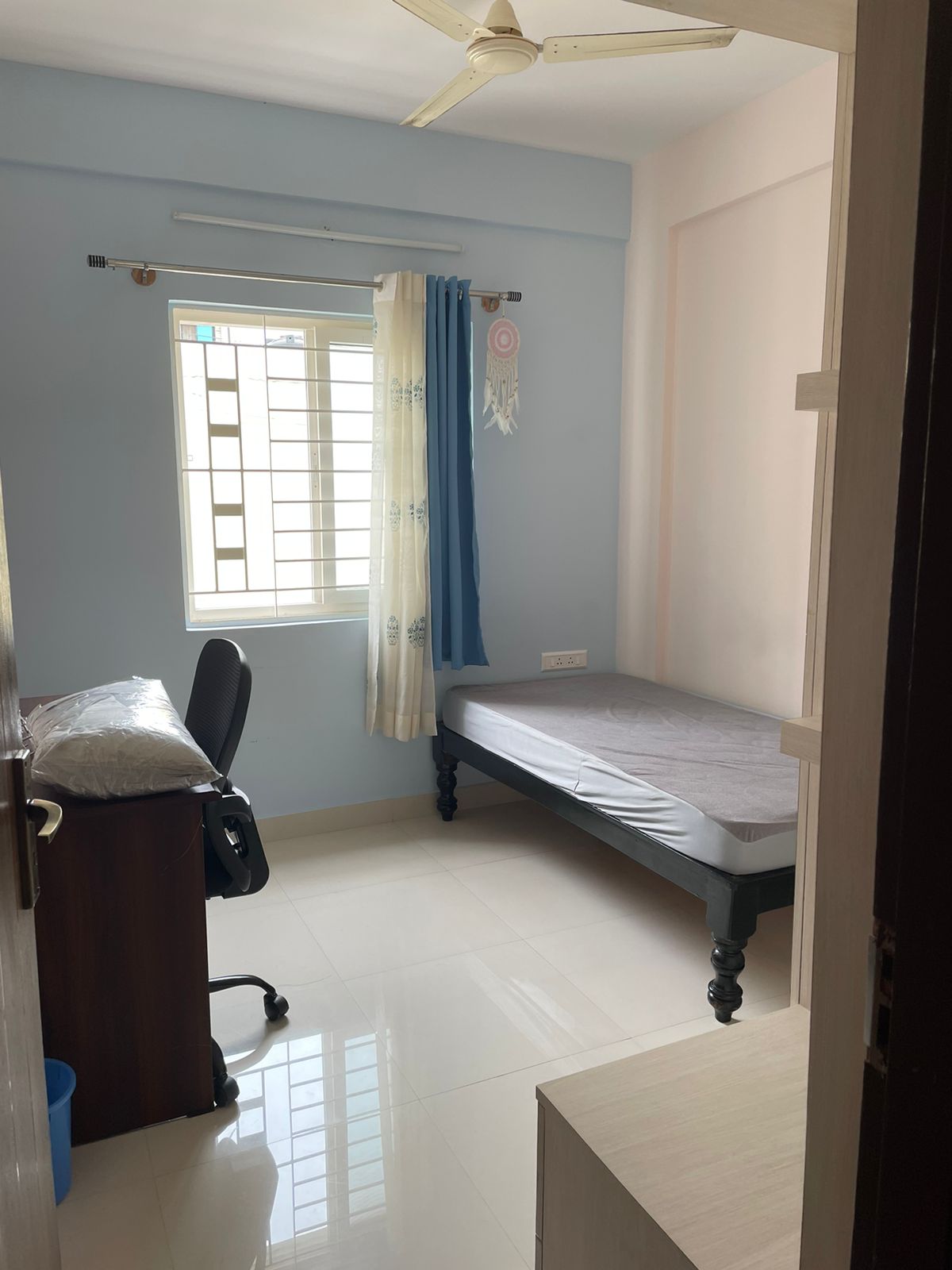 https://findmyroom-property-images-india.s3.ap-south-1.amazonaws.com/aacdu-1688973536200-47801.jpeg