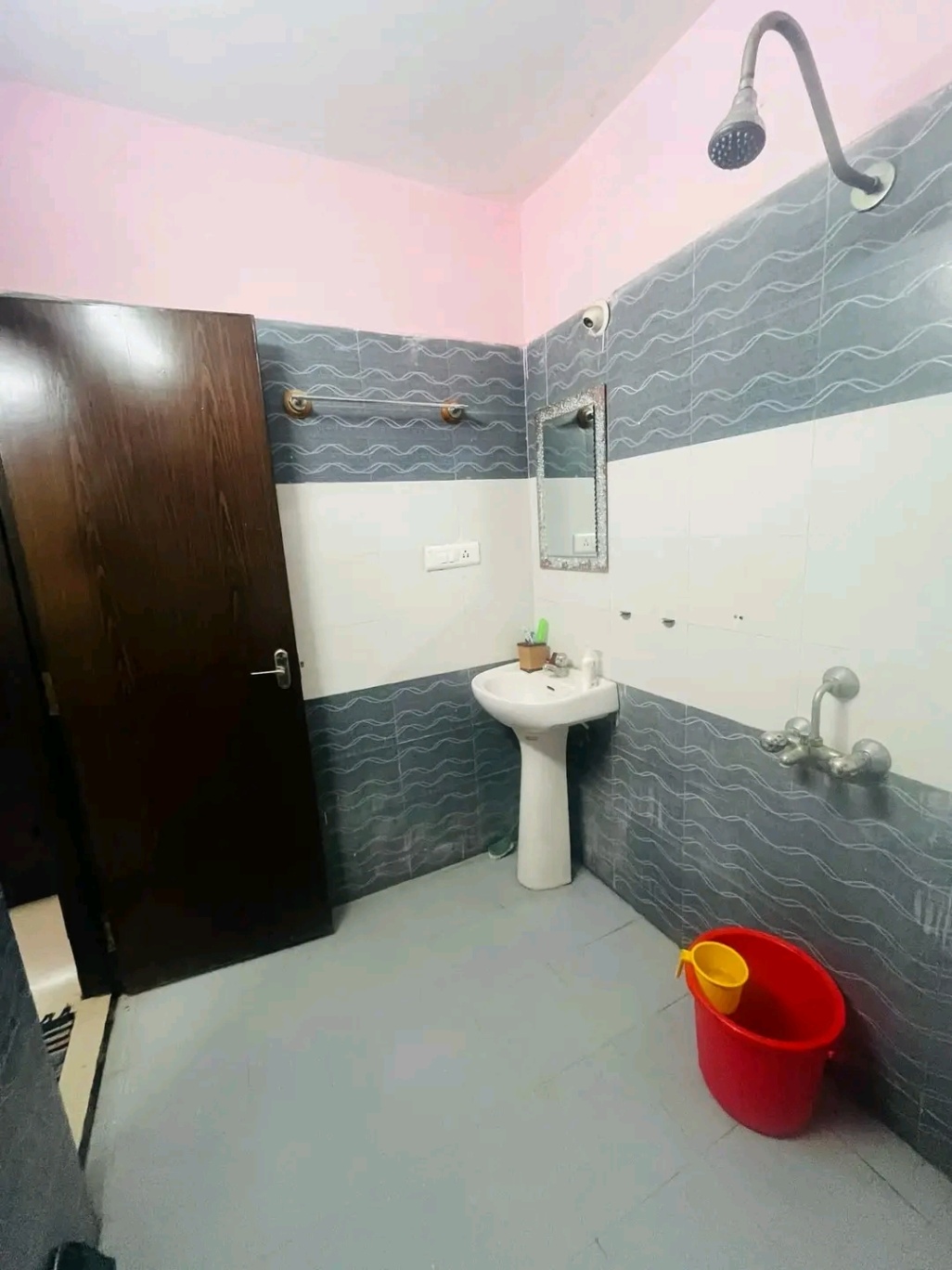 https://findmyroom-property-images-india.s3.ap-south-1.amazonaws.com/aefsz-1765300179892-64115