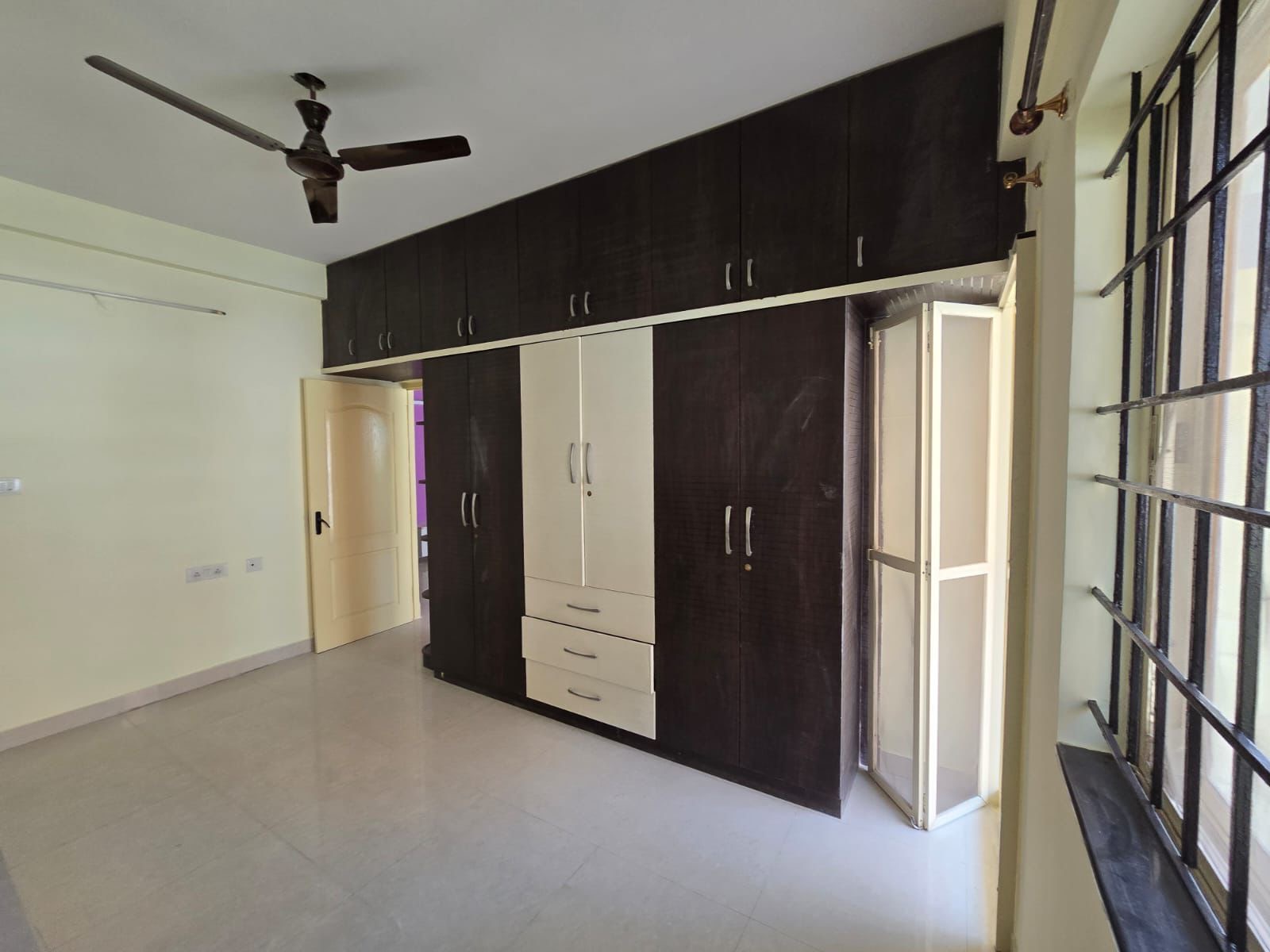 https://findmyroom-property-images-india.s3.ap-south-1.amazonaws.com/agnbz-1756720113067-47412.jpeg