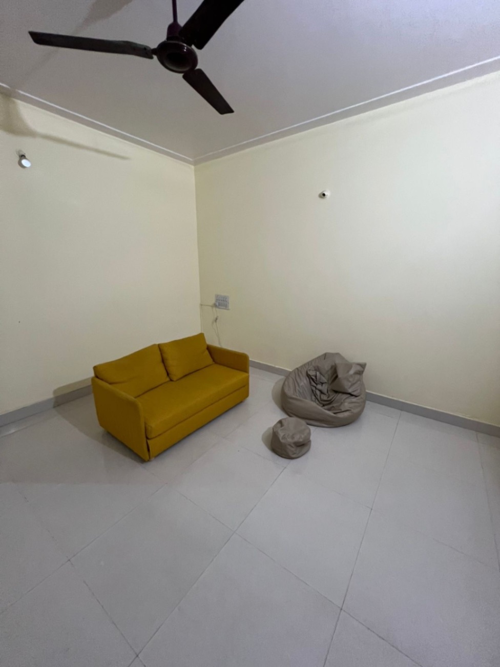 https://findmyroom-property-images-india.s3.ap-south-1.amazonaws.com/avxpu-1760550226274-10032