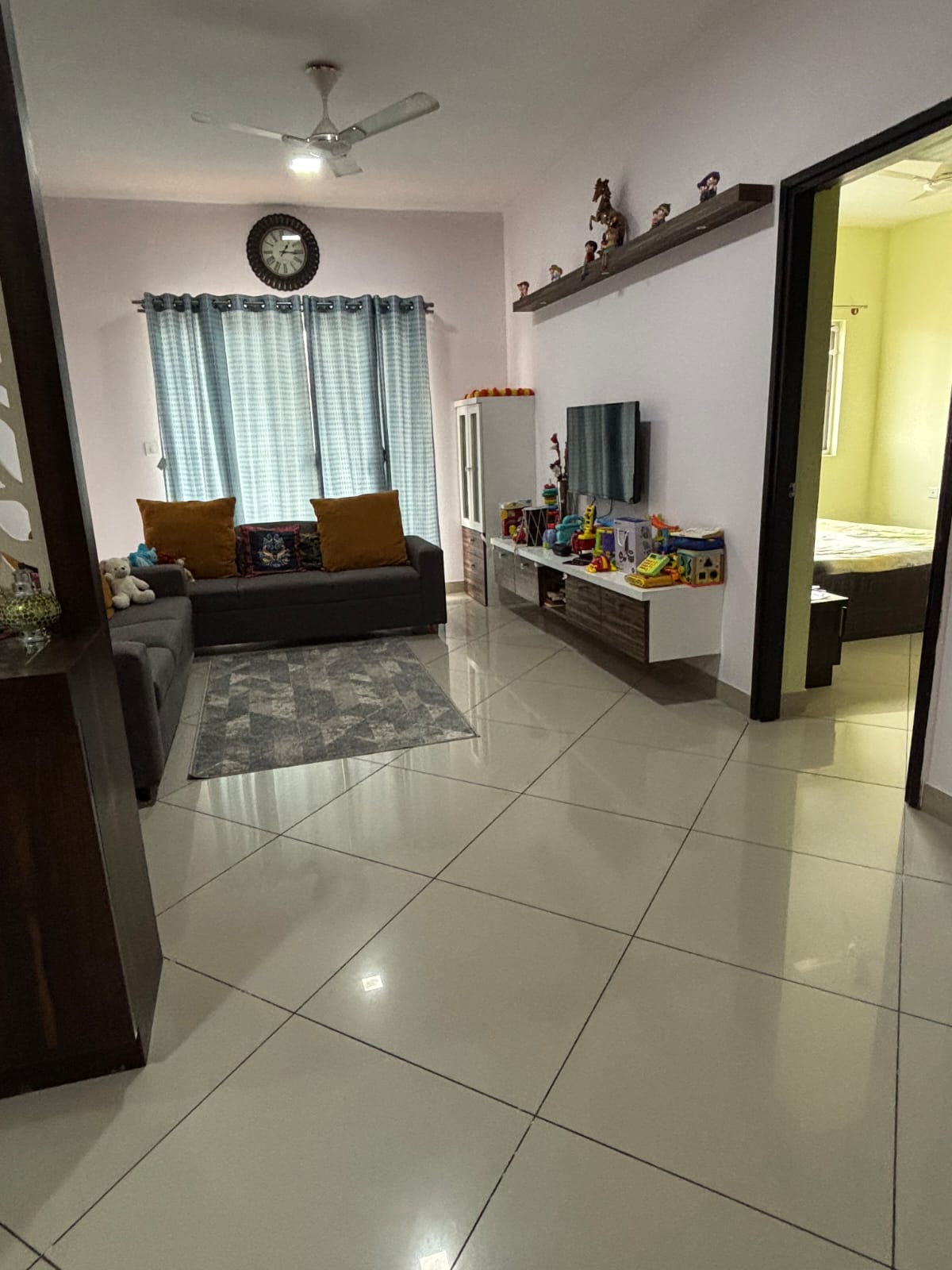 https://findmyroom-property-images-india.s3.ap-south-1.amazonaws.com/bruyr-1756884600369-55370.jpg