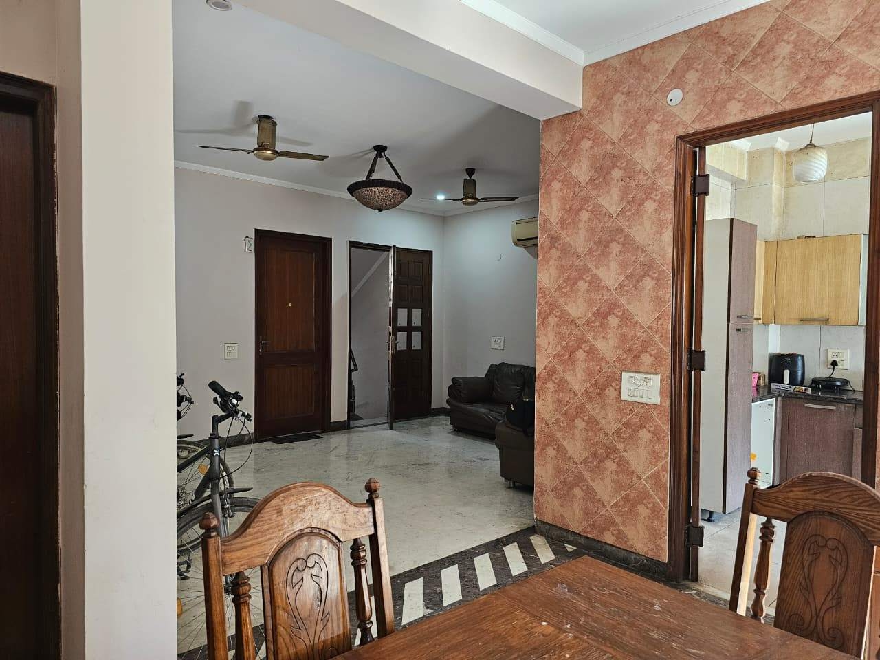 https://findmyroom-property-images-india.s3.ap-south-1.amazonaws.com/ckznl-1760164101929-71578