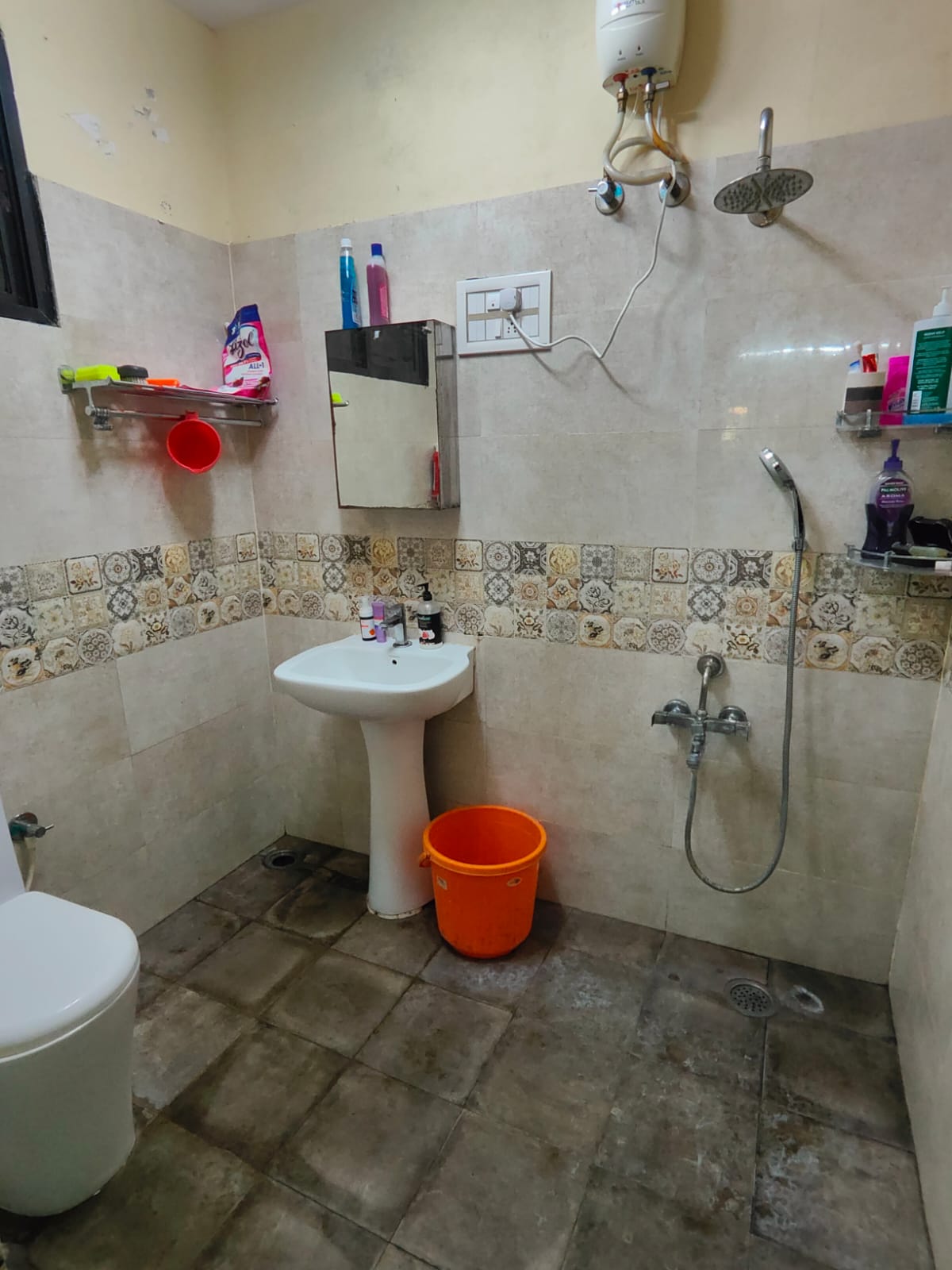 https://findmyroom-property-images-india.s3.ap-south-1.amazonaws.com/dhbix-1673774426337-87857.jpeg