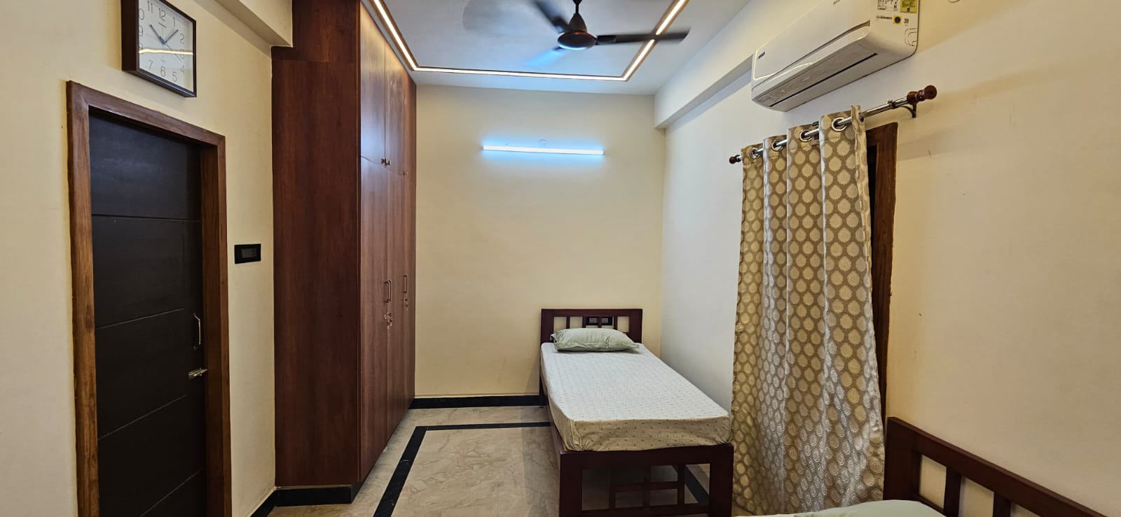 https://findmyroom-property-images-india.s3.ap-south-1.amazonaws.com/diqbq-1758710856233-44201.jpg