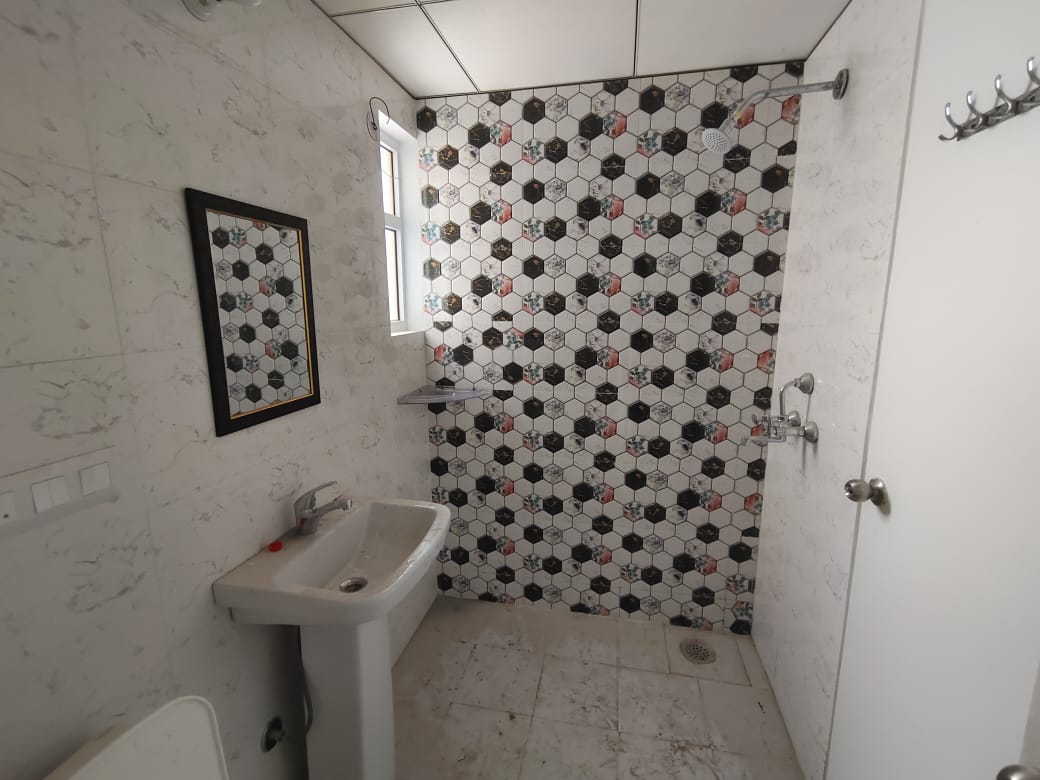 https://findmyroom-property-images-india.s3.ap-south-1.amazonaws.com/duxcu-1679414074458-01813.jpg