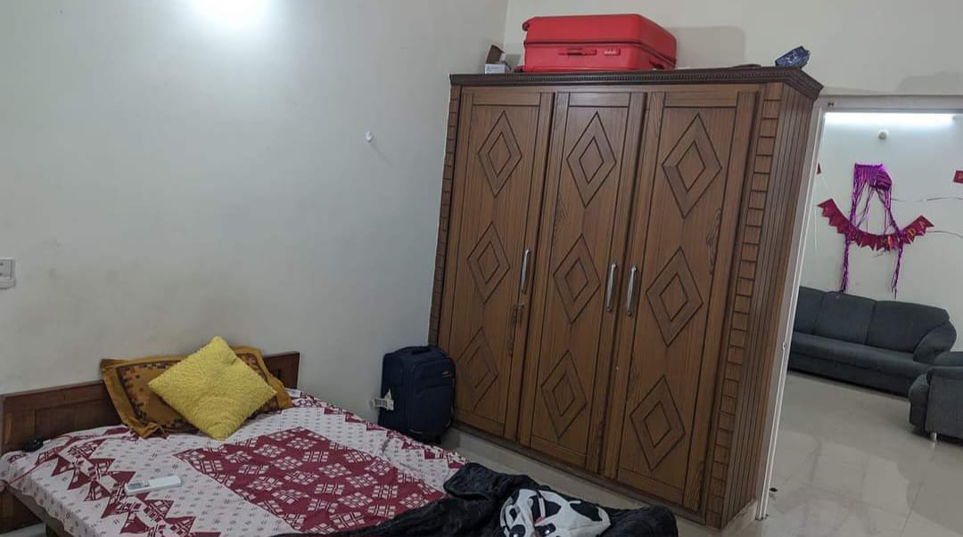 https://findmyroom-property-images-india.s3.ap-south-1.amazonaws.com/emggk-1732694148799-12851.jpeg
