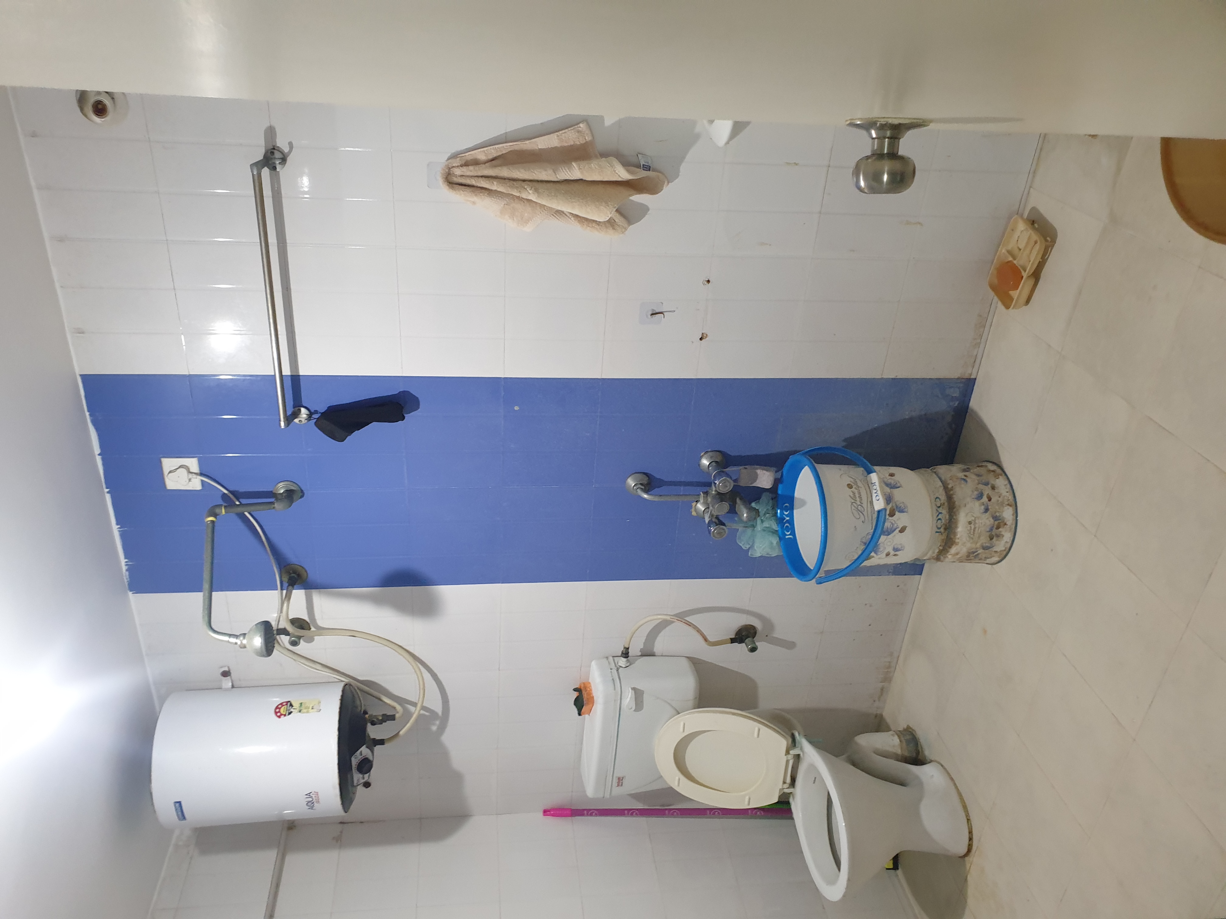 https://findmyroom-property-images-india.s3.ap-south-1.amazonaws.com/emvml-1701750434391-25286.jpg