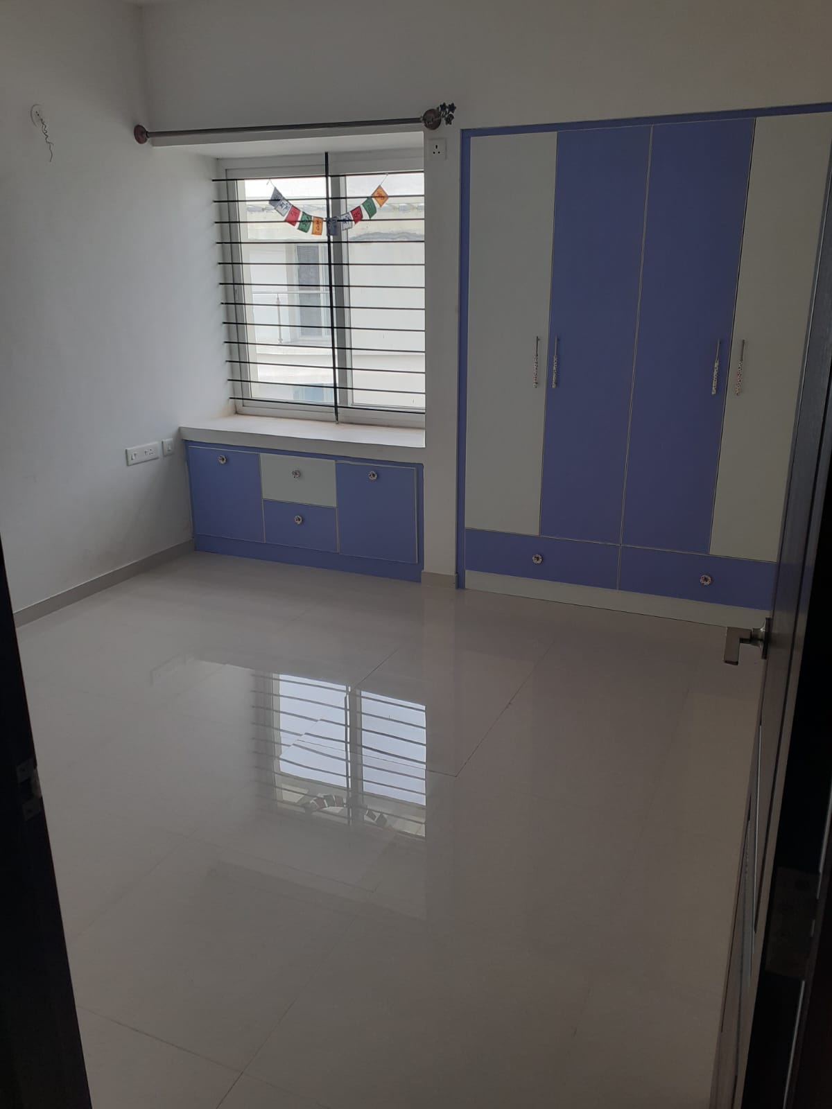 https://findmyroom-property-images-india.s3.ap-south-1.amazonaws.com/eppix-1719481485090-81437.jpeg