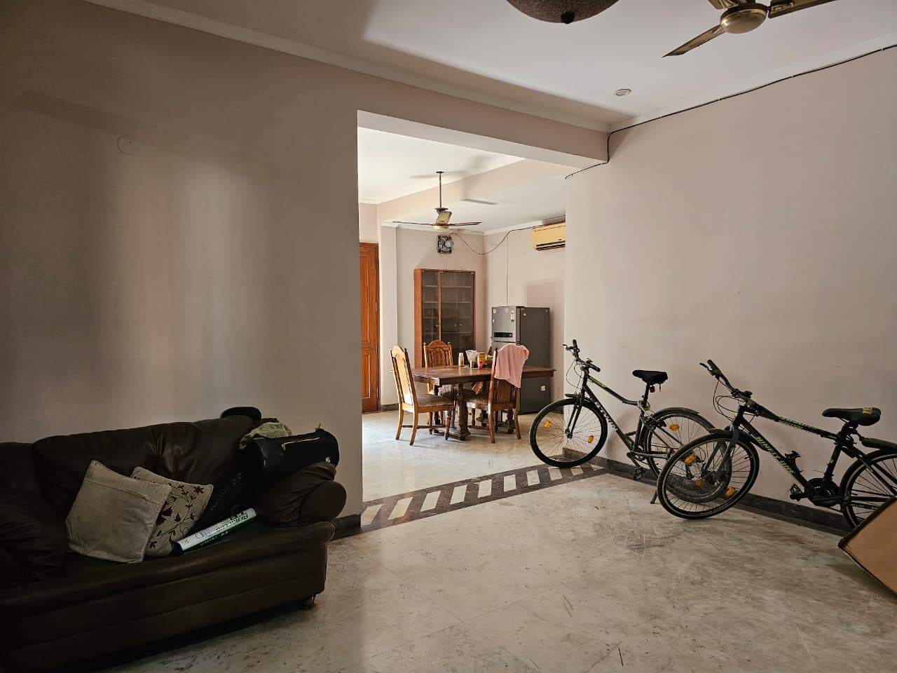 https://findmyroom-property-images-india.s3.ap-south-1.amazonaws.com/fcqha-1760164101932-45485