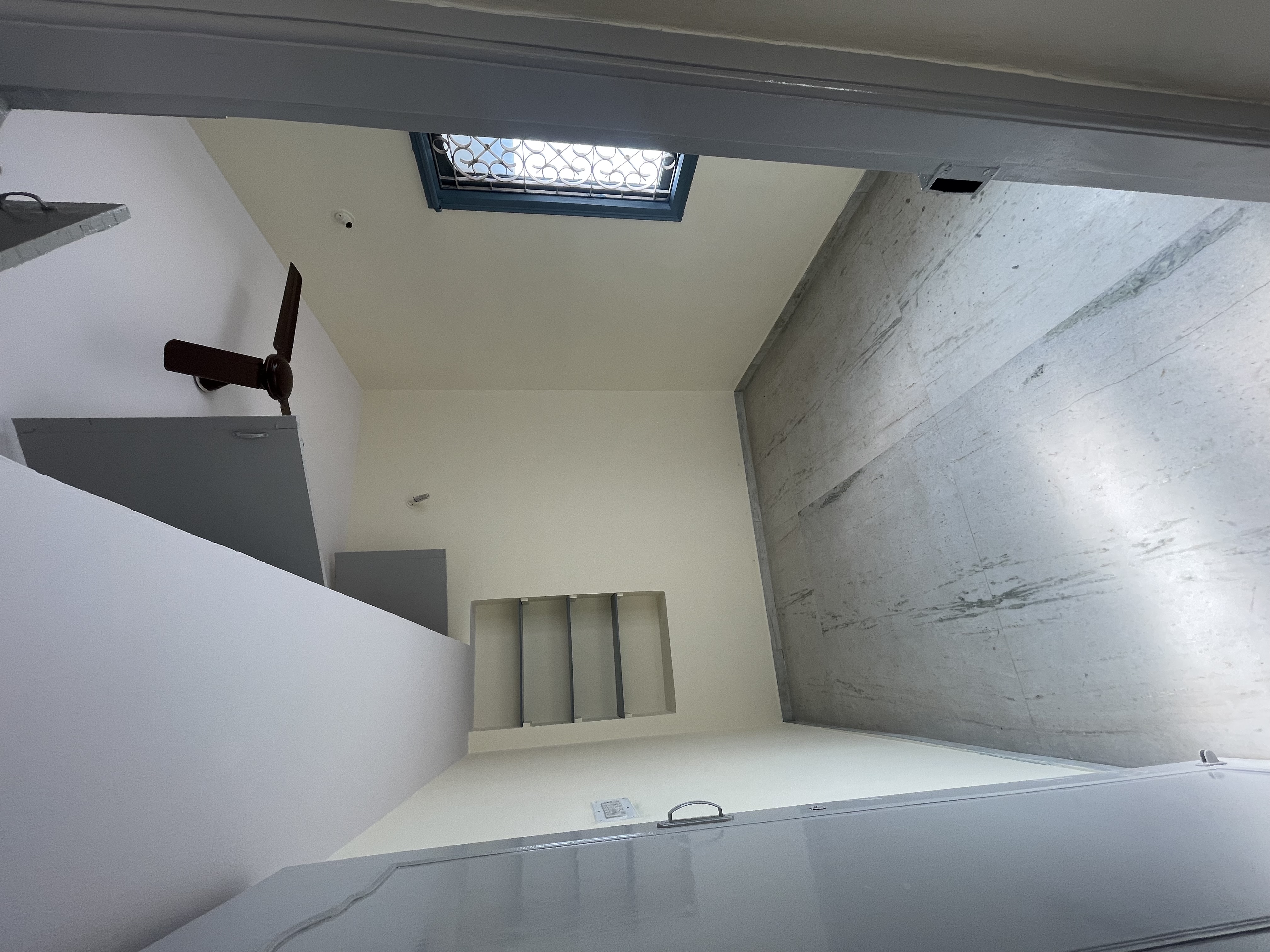 https://findmyroom-property-images-india.s3.ap-south-1.amazonaws.com/feaxx-1757305103369-13688.jpeg