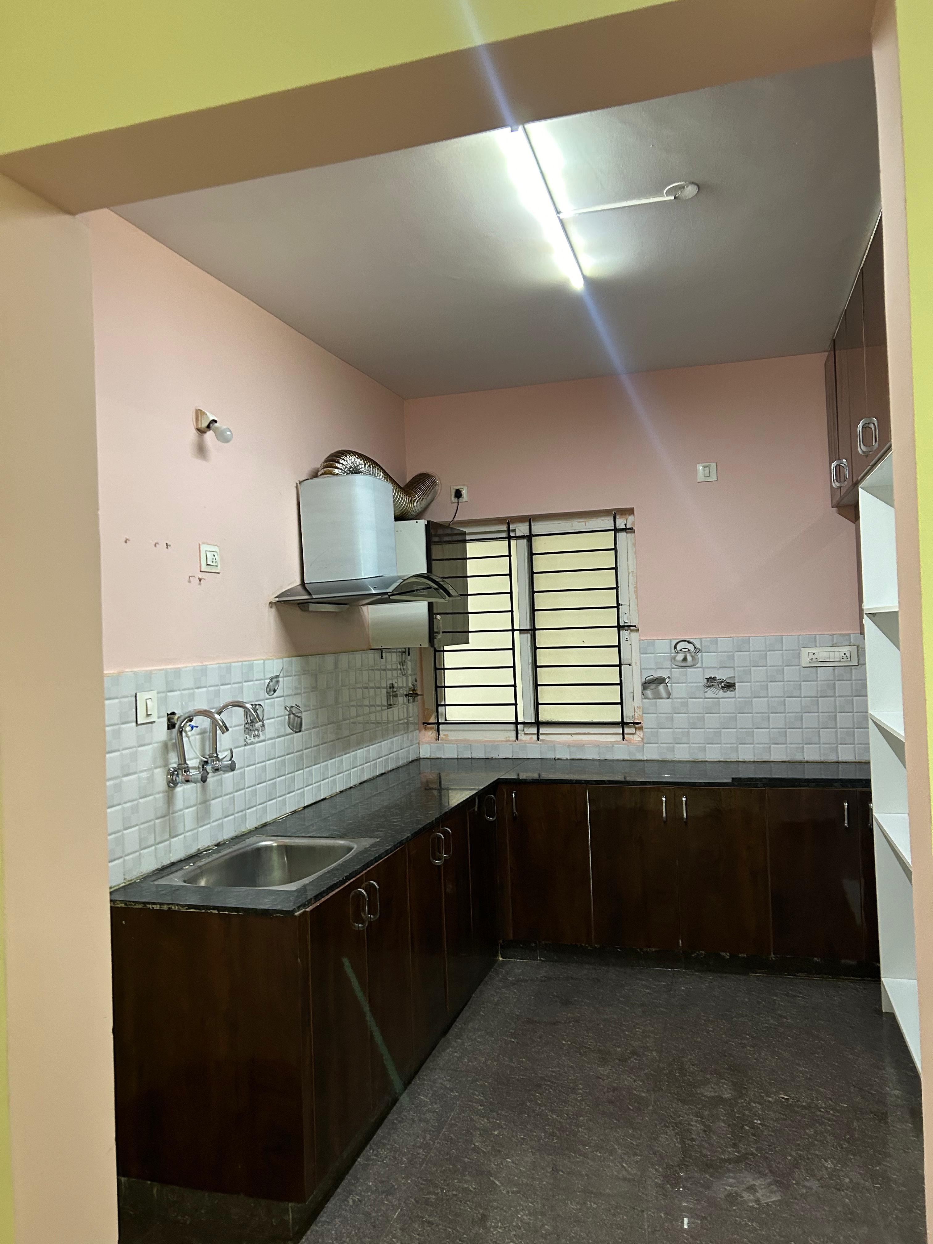 https://findmyroom-property-images-india.s3.ap-south-1.amazonaws.com/fmqkk-1723065977345-08772.jpeg