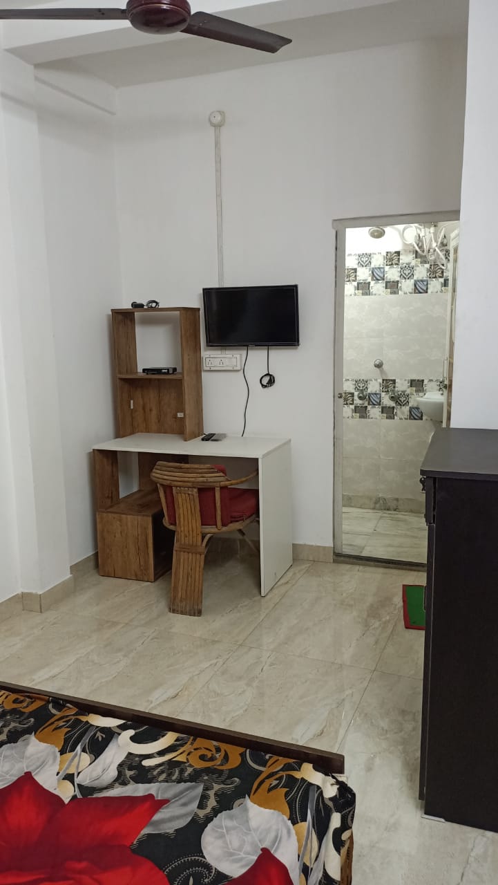 https://findmyroom-property-images-india.s3.ap-south-1.amazonaws.com/fpekq-1701693395845-32104.jpeg