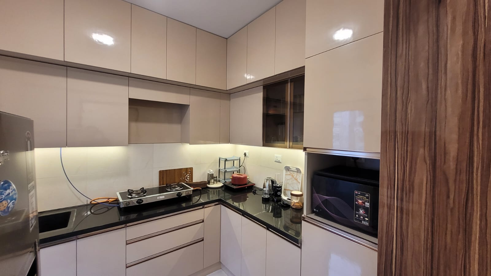 https://findmyroom-property-images-india.s3.ap-south-1.amazonaws.com/fwzdw-1719142845280-25410.jpeg