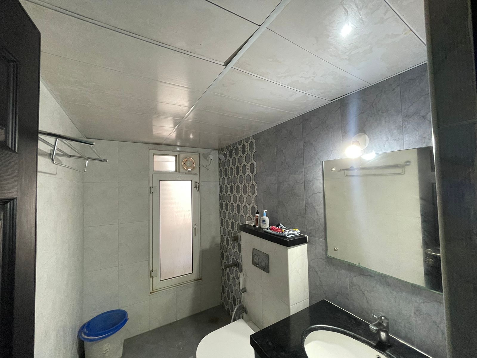 https://findmyroom-property-images-india.s3.ap-south-1.amazonaws.com/giomz-1724918343911-16042.jpeg