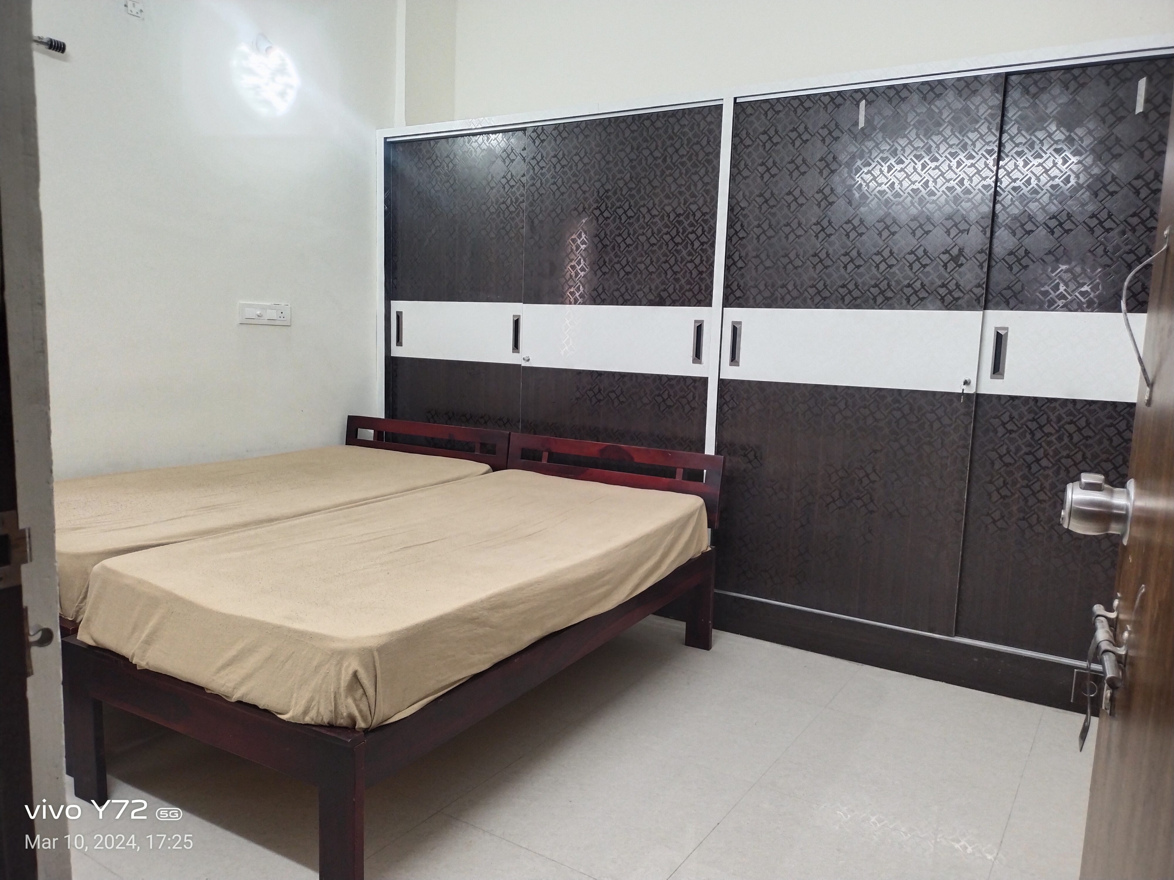 https://findmyroom-property-images-india.s3.ap-south-1.amazonaws.com/hcoju-1710489741116-68342.jpg
