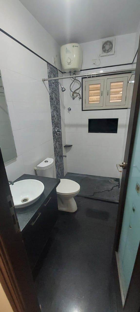 https://findmyroom-property-images-india.s3.ap-south-1.amazonaws.com/hewua-1702804601013-43273.jpeg