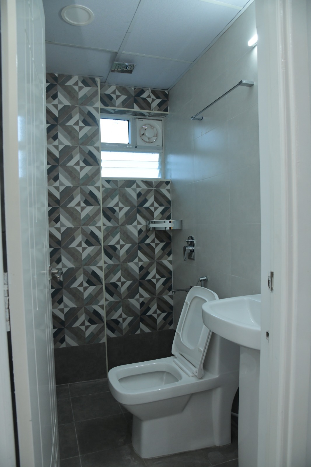 https://findmyroom-property-images-india.s3.ap-south-1.amazonaws.com/hkgfx-1720754720830-52642.jpg