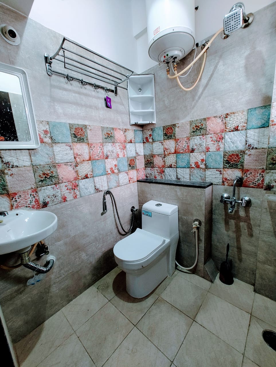 https://findmyroom-property-images-india.s3.ap-south-1.amazonaws.com/hkoaw-1689792415885-13041.jpeg