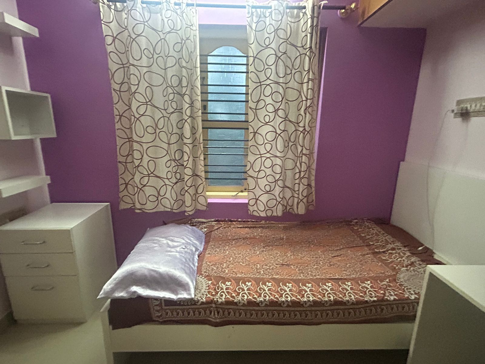 https://findmyroom-property-images-india.s3.ap-south-1.amazonaws.com/hlnqm-1719810354471-75282.jpeg