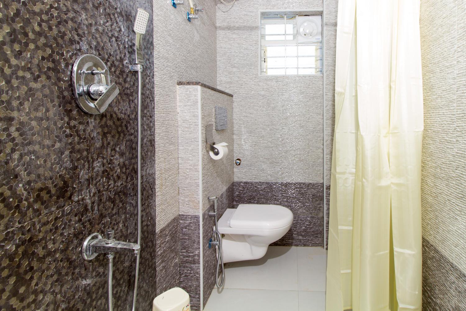 https://findmyroom-property-images-india.s3.ap-south-1.amazonaws.com/hpiwx-1756909439394-55564.jpg