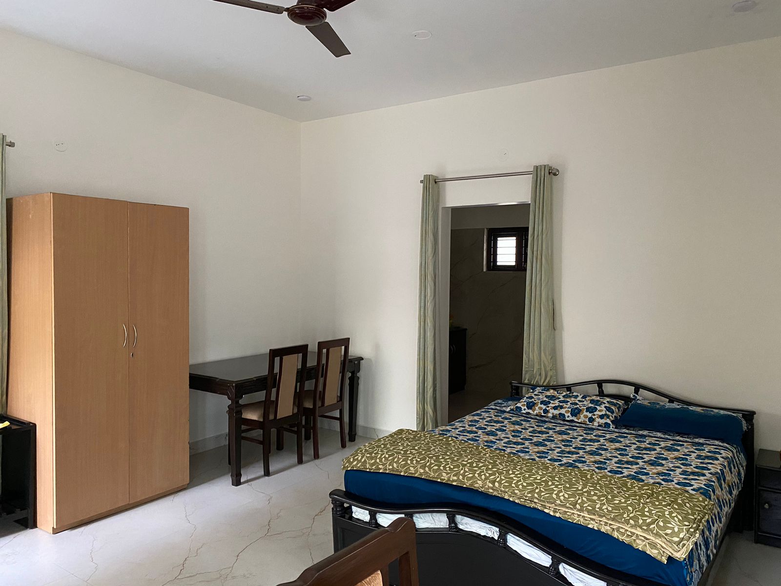 https://findmyroom-property-images-india.s3.ap-south-1.amazonaws.com/iducs-1726208467022-36270.jpeg