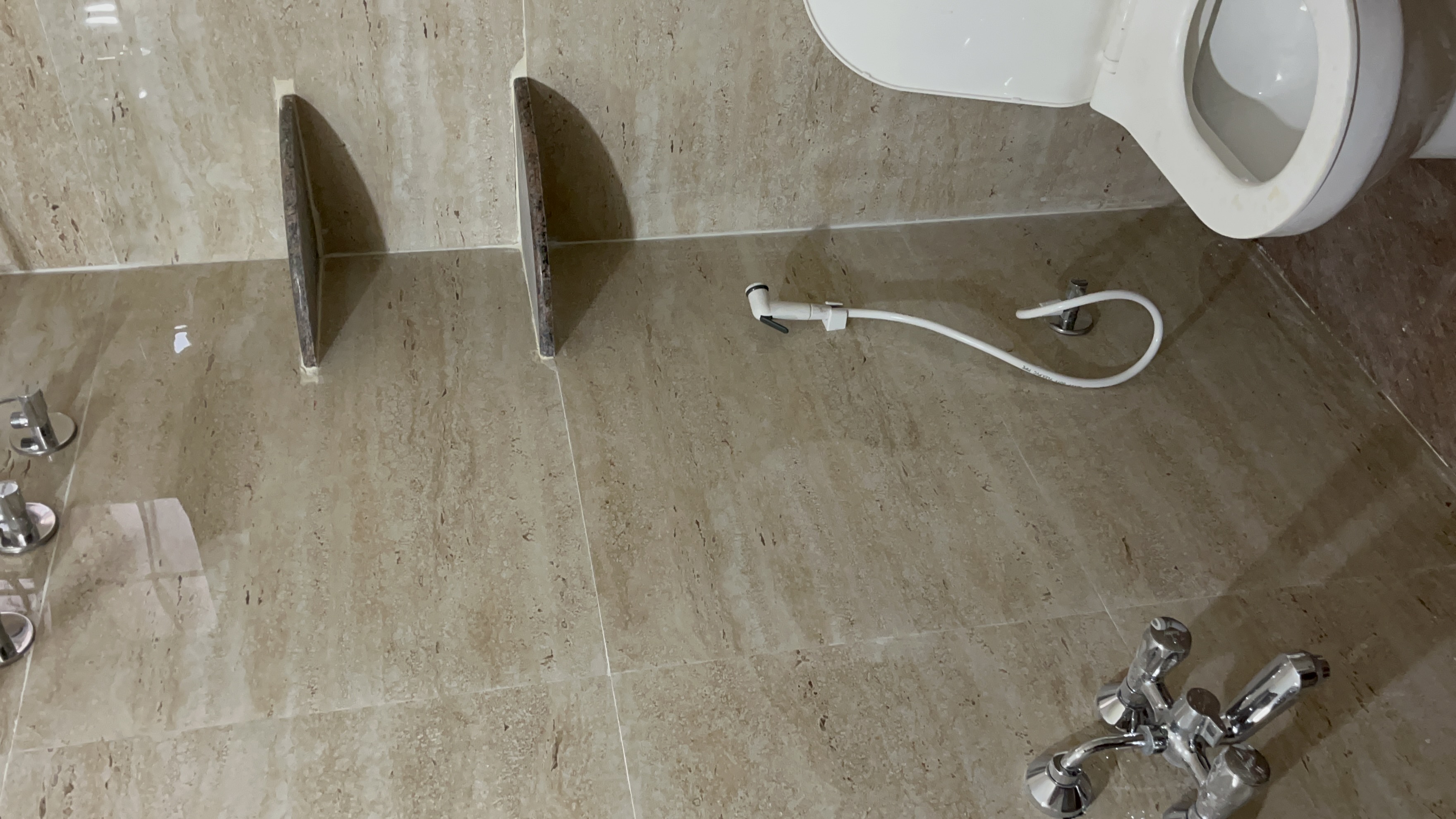 https://findmyroom-property-images-india.s3.ap-south-1.amazonaws.com/jctcs-1681485603315-46730.jpeg