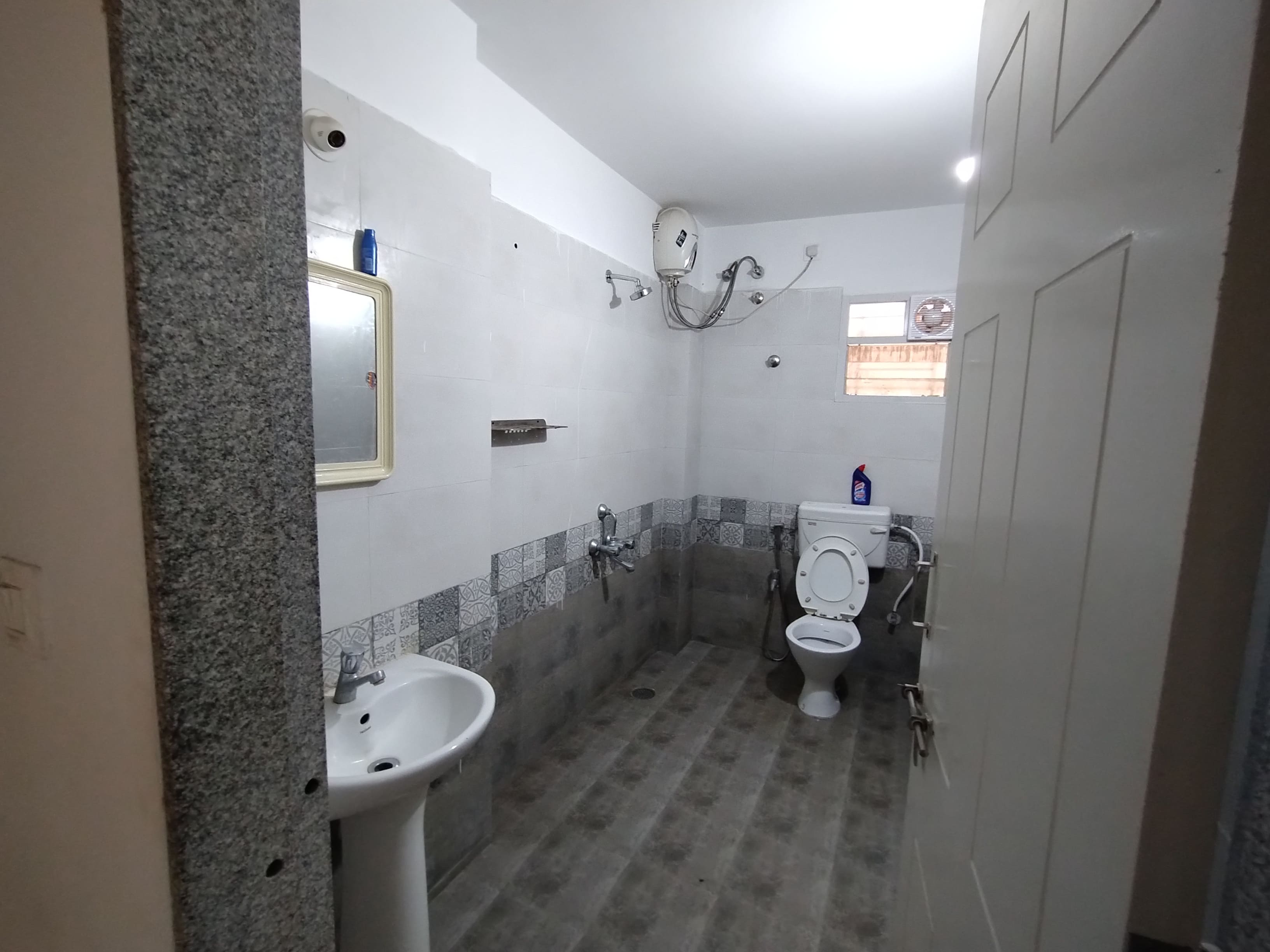 https://findmyroom-property-images-india.s3.ap-south-1.amazonaws.com/jgble-1698946142672-03481.jpg
