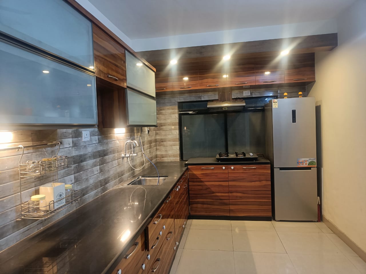 https://findmyroom-property-images-india.s3.ap-south-1.amazonaws.com/jhosv-1738131669901-37505.jpg