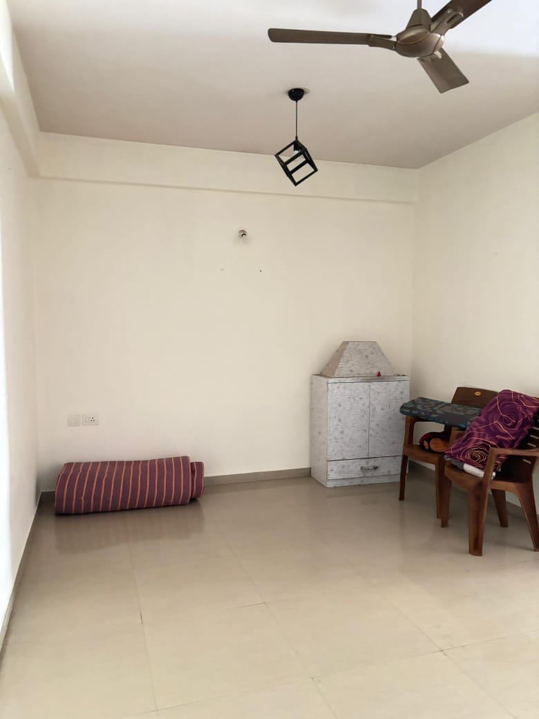 https://findmyroom-property-images-india.s3.ap-south-1.amazonaws.com/jkusw-1765817779986-17705