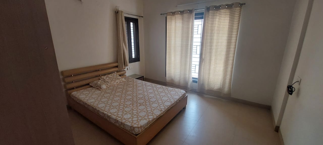 https://findmyroom-property-images-india.s3.ap-south-1.amazonaws.com/jpcfe-1702804601018-08140.jpeg