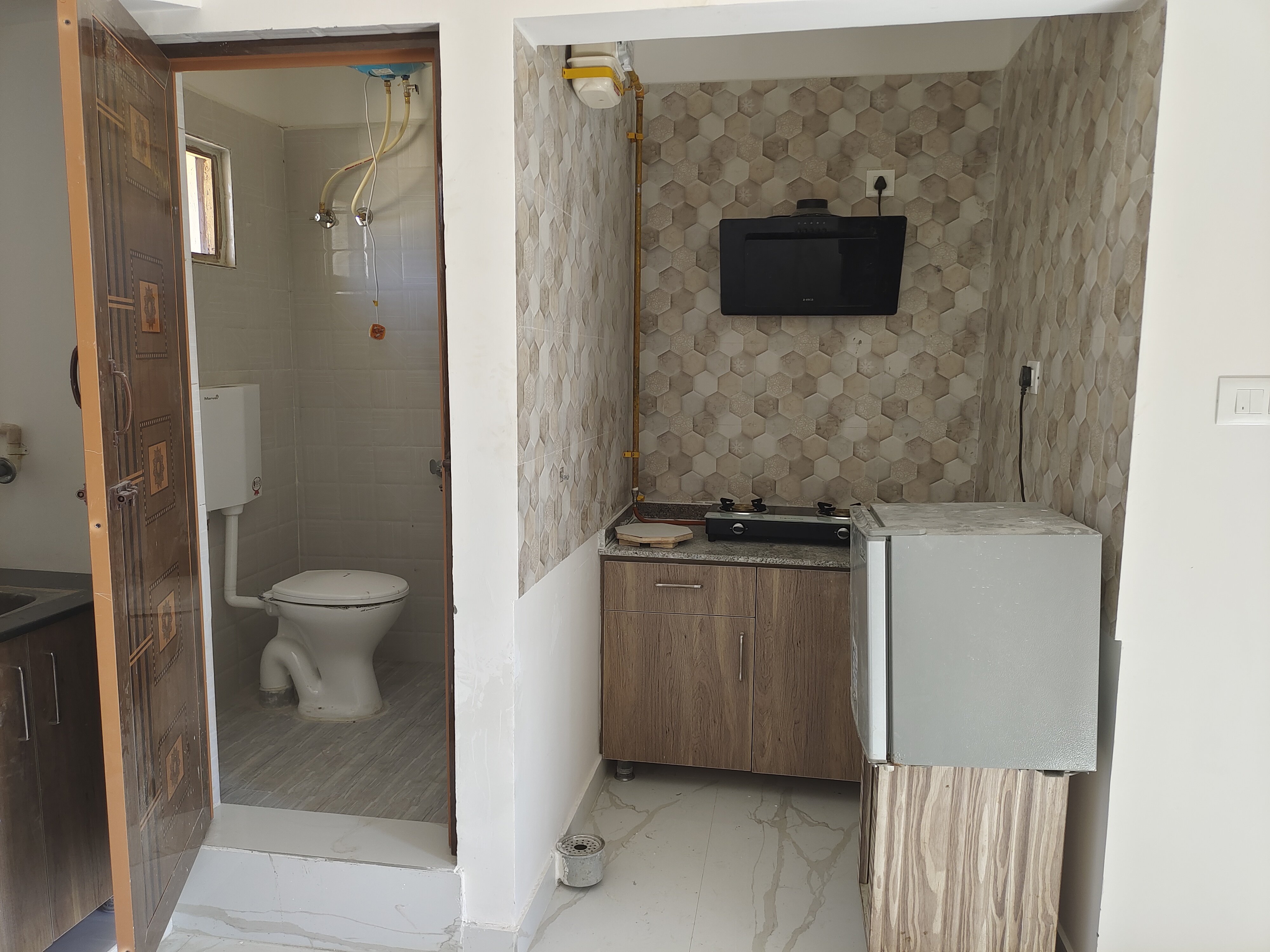 https://findmyroom-property-images-india.s3.ap-south-1.amazonaws.com/khcbw-1701066118665-18464.jpg