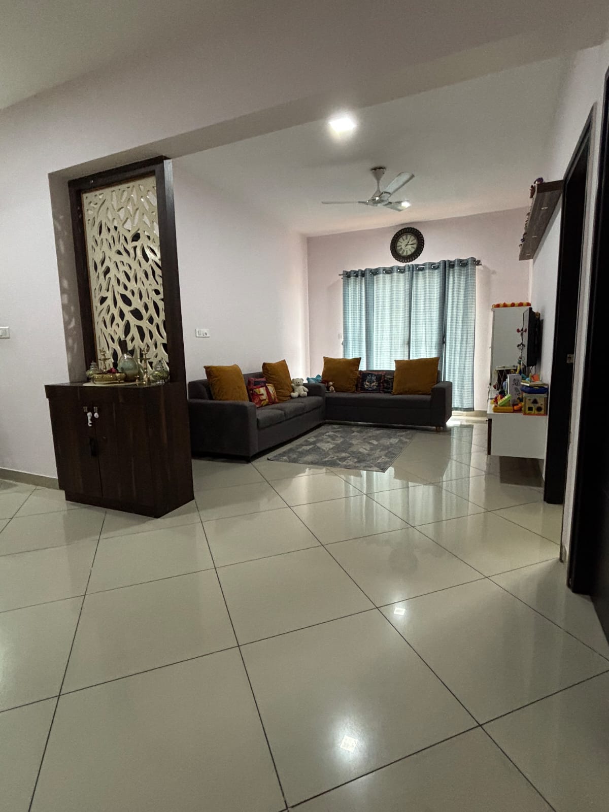 https://findmyroom-property-images-india.s3.ap-south-1.amazonaws.com/ksjvd-1756884600383-31154.jpg