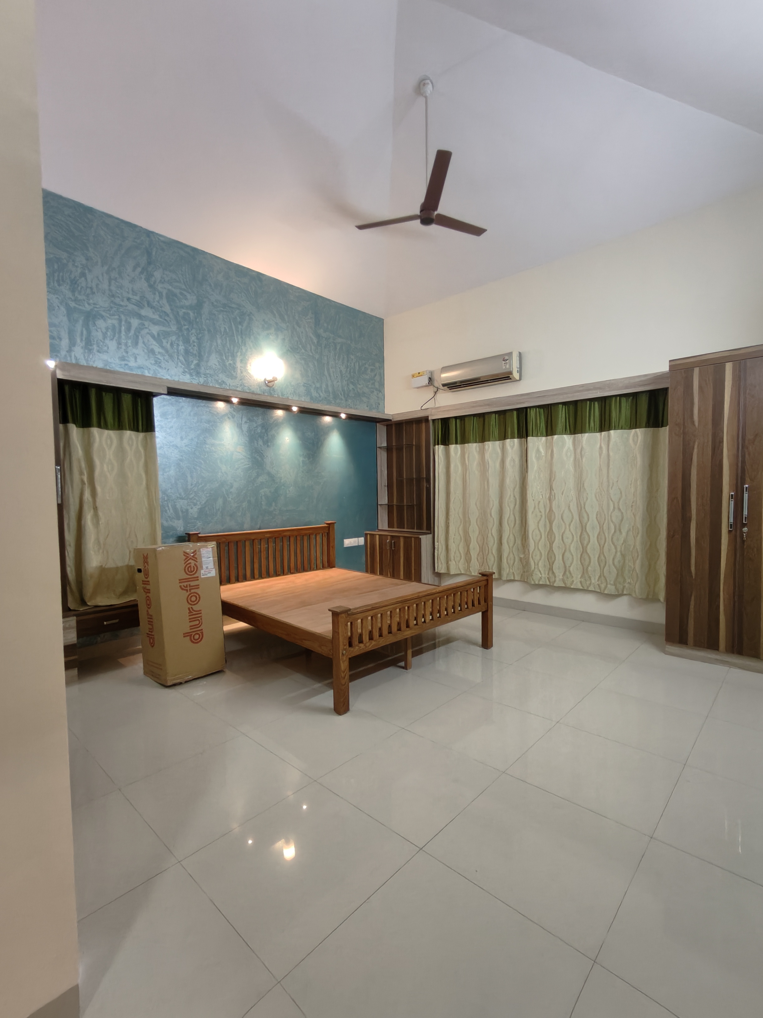 https://findmyroom-property-images-india.s3.ap-south-1.amazonaws.com/ktnpz-1702484638650-47341.jpg
