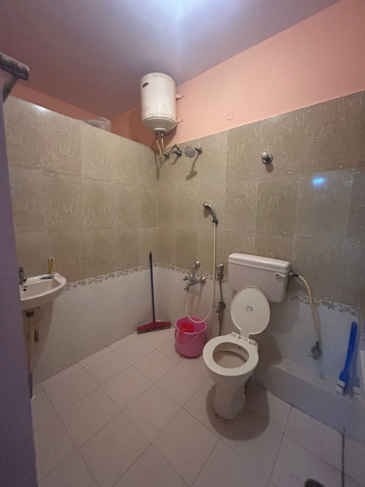 https://findmyroom-property-images-india.s3.ap-south-1.amazonaws.com/kyioz-1719810354462-06617.jpeg