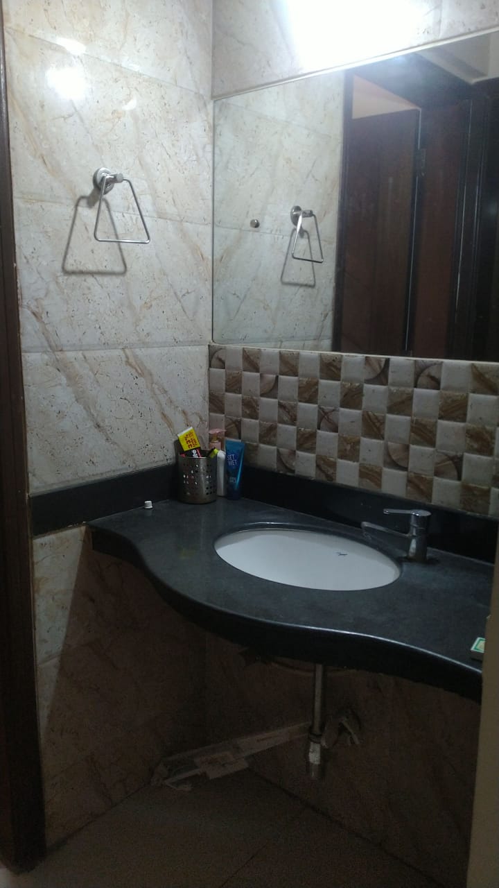 https://findmyroom-property-images-india.s3.ap-south-1.amazonaws.com/lfdoa-1647011156279-15813.jpeg