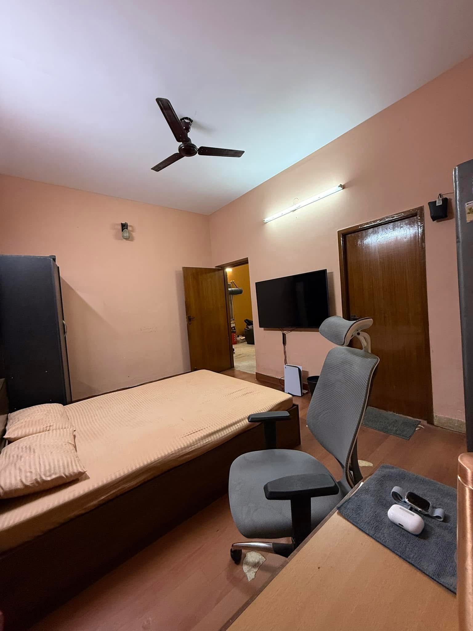 https://findmyroom-property-images-india.s3.ap-south-1.amazonaws.com/lyzhg-1736707562849-41322.jpeg