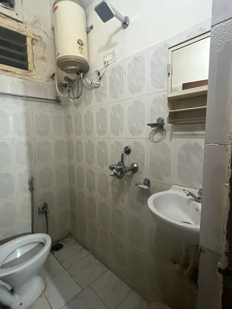 https://findmyroom-property-images-india.s3.ap-south-1.amazonaws.com/lyzyx-1702306617392-22814.jpg