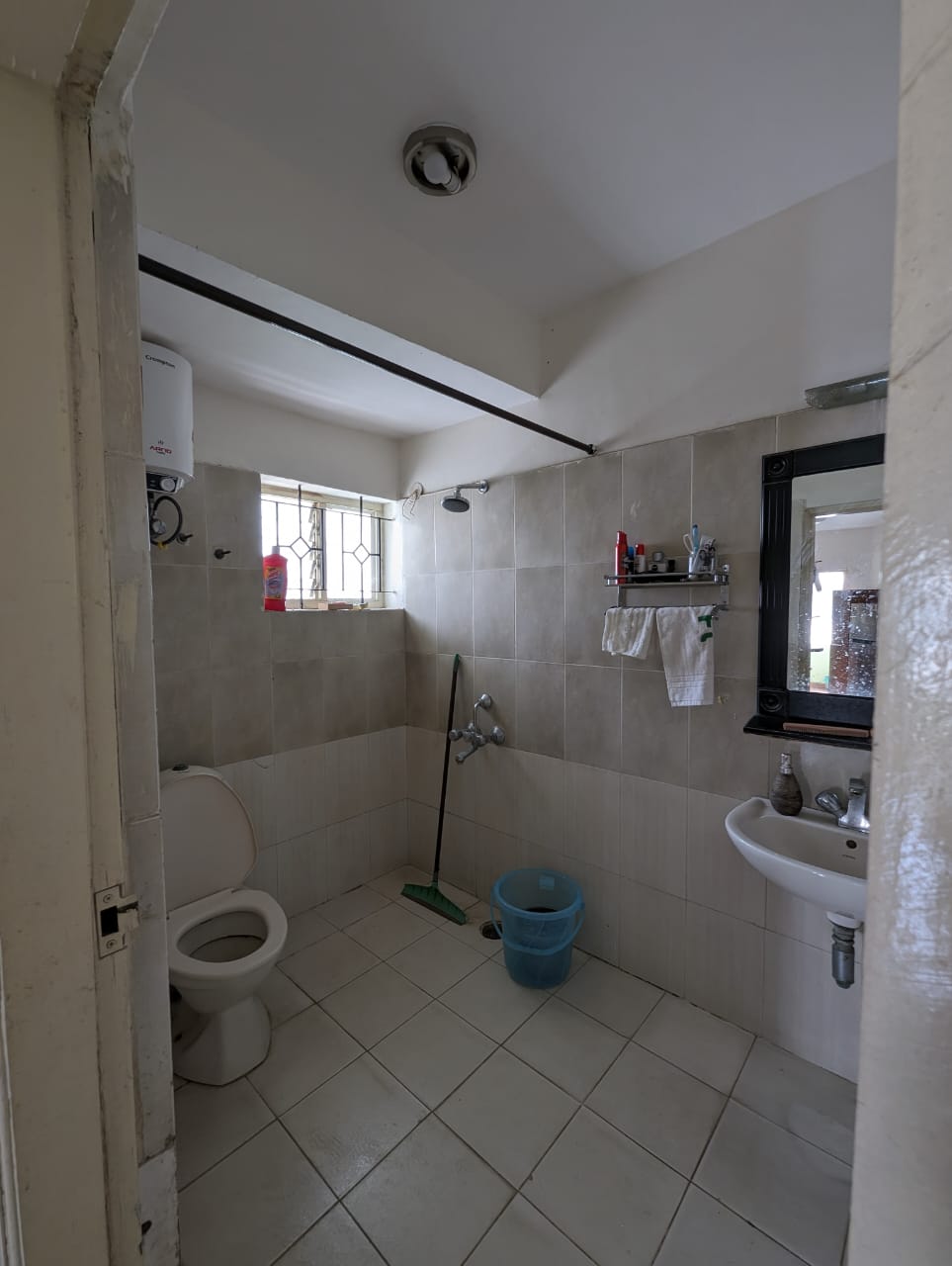 https://findmyroom-property-images-india.s3.ap-south-1.amazonaws.com/mekcf-1690436064760-00564.jpg