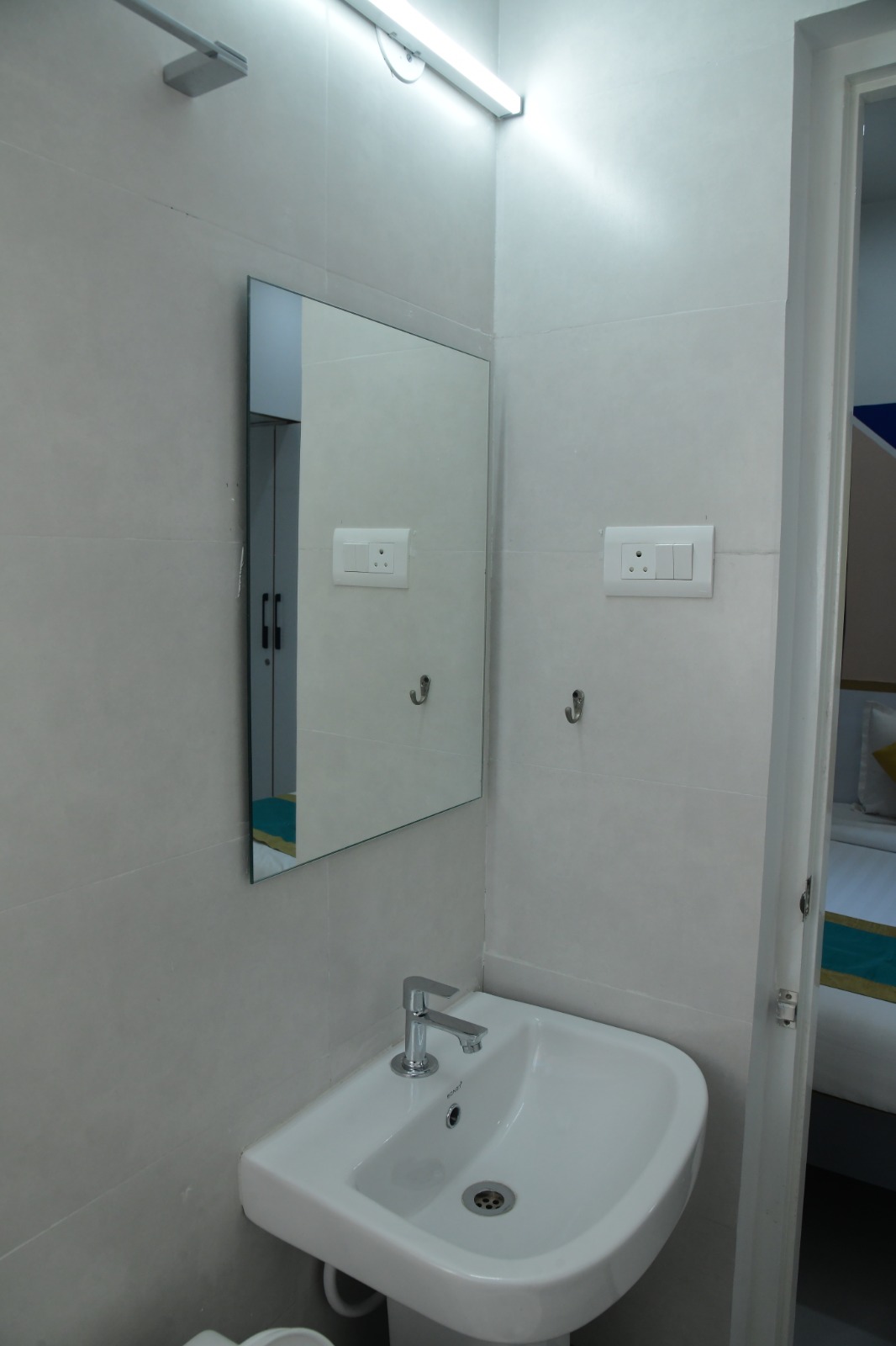https://findmyroom-property-images-india.s3.ap-south-1.amazonaws.com/mtrid-1720754720831-67402.jpg