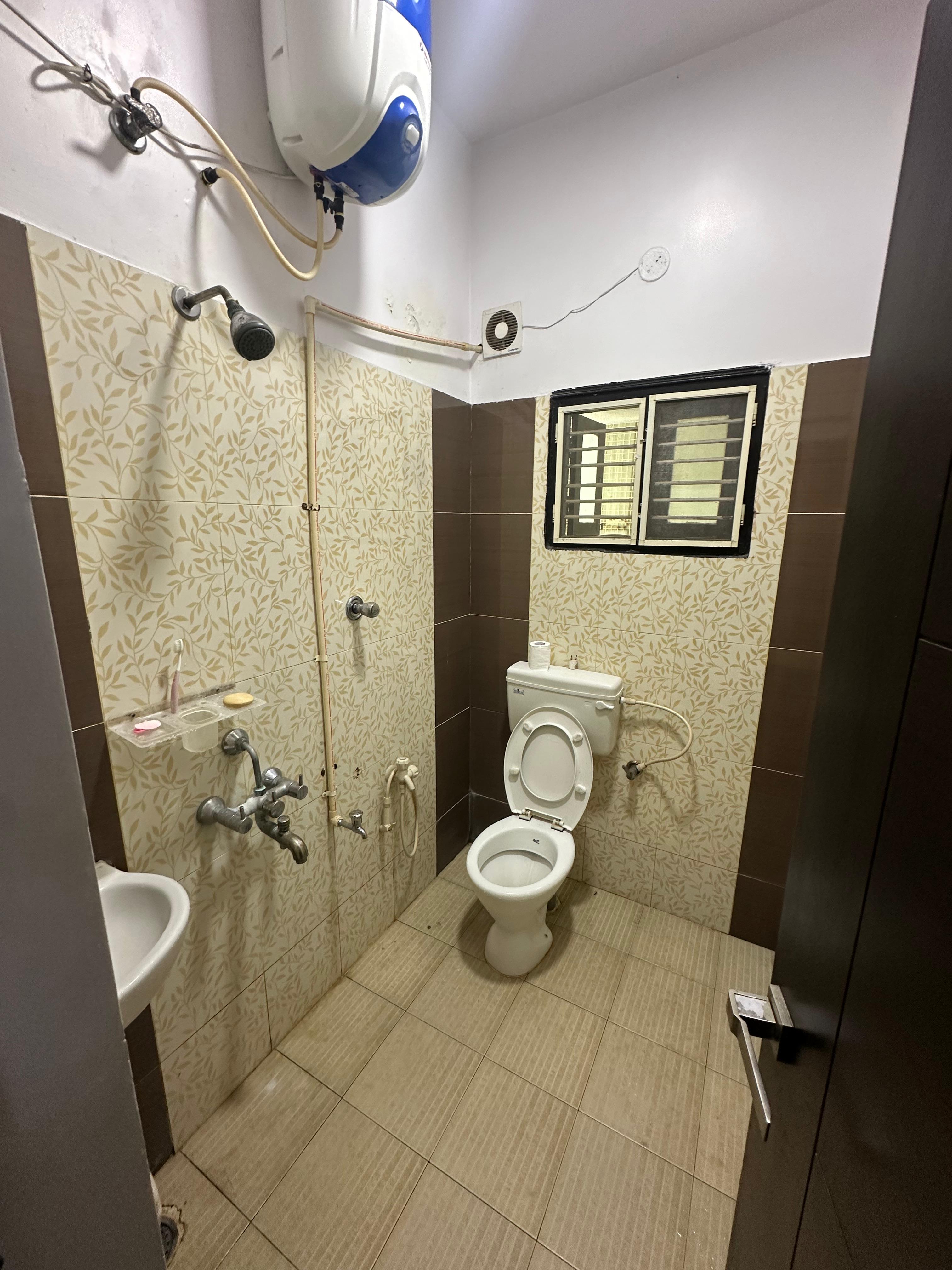 https://findmyroom-property-images-india.s3.ap-south-1.amazonaws.com/ngroq-1719762085788-35775.jpeg