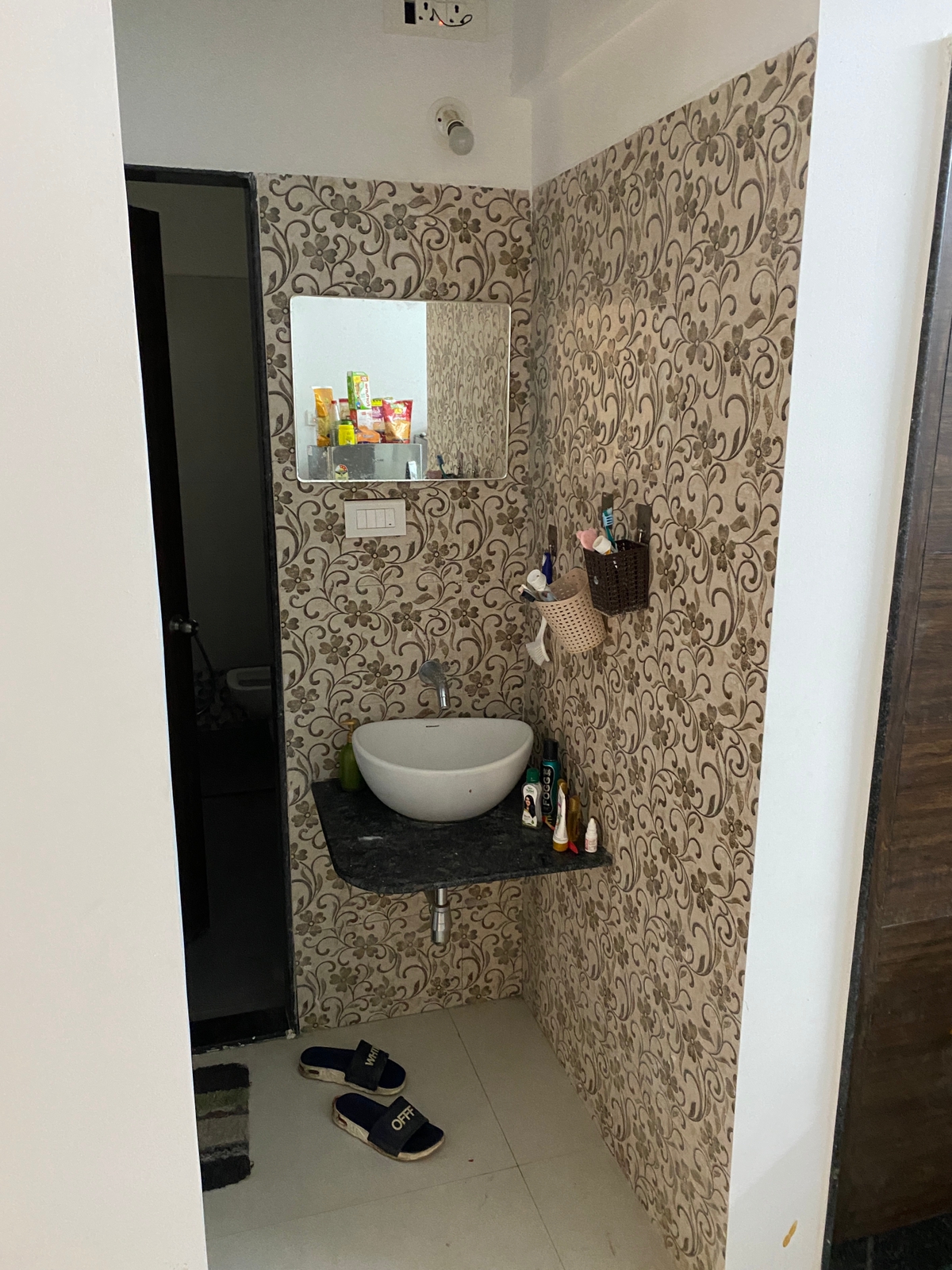 https://findmyroom-property-images-india.s3.ap-south-1.amazonaws.com/nnlwq-1672647185168-54834.jpeg