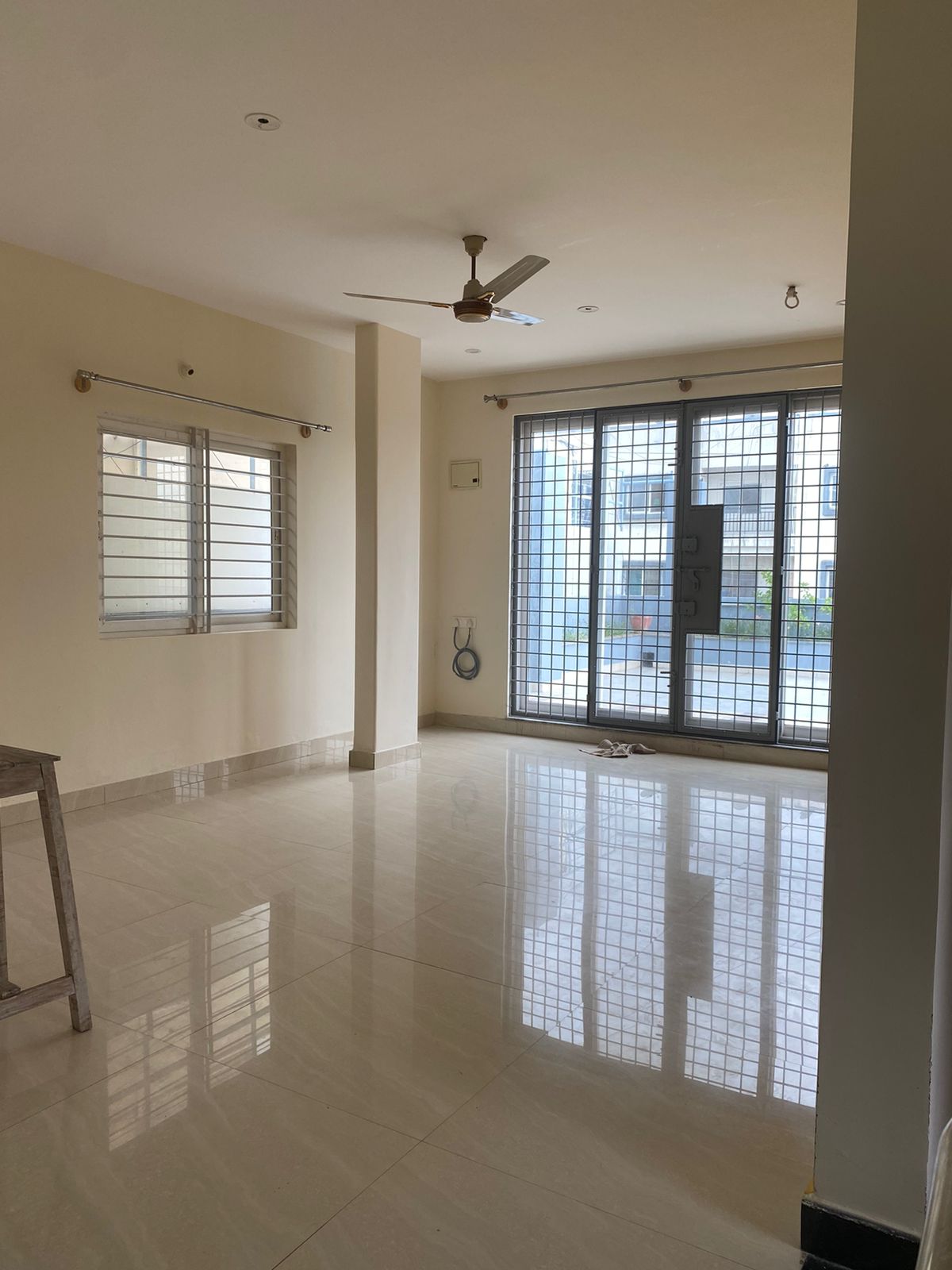 https://findmyroom-property-images-india.s3.ap-south-1.amazonaws.com/nwphx-1711169392343-58567.jpg