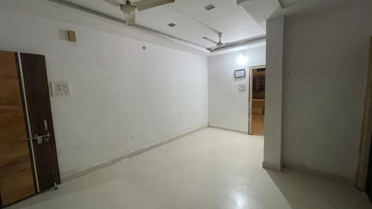 https://findmyroom-property-images-india.s3.ap-south-1.amazonaws.com/okzww-1762338409637-82107