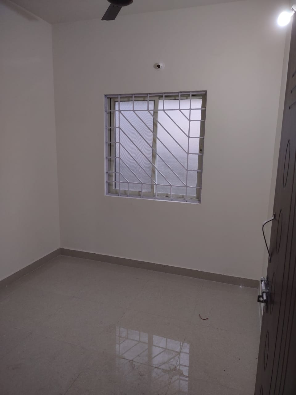 https://findmyroom-property-images-india.s3.ap-south-1.amazonaws.com/opomo-1759258185229-21183.jpg