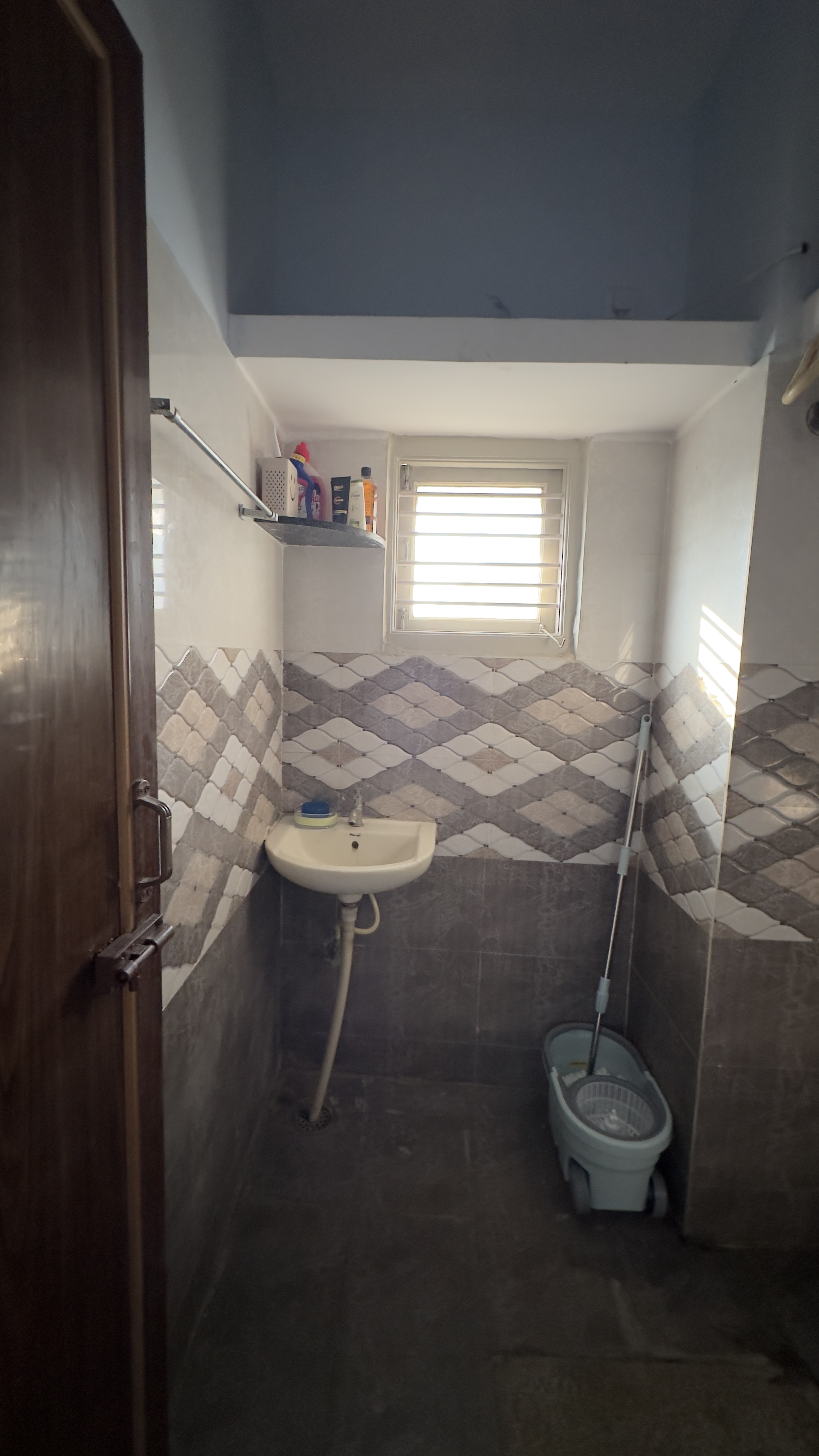 https://findmyroom-property-images-india.s3.ap-south-1.amazonaws.com/pcldr-1708069210302-41605.jpeg