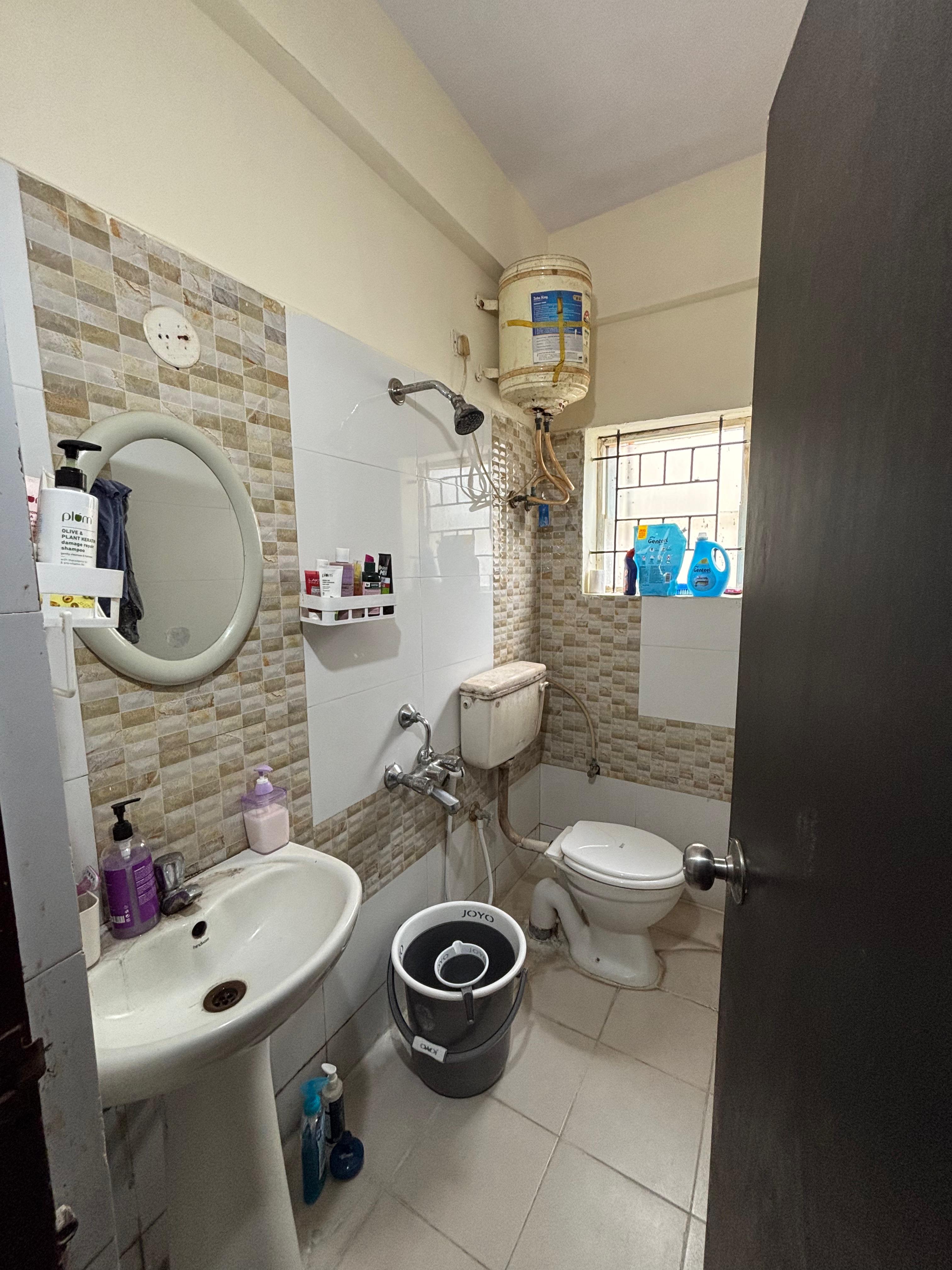 https://findmyroom-property-images-india.s3.ap-south-1.amazonaws.com/pfuxp-1737886546027-36873.jpeg