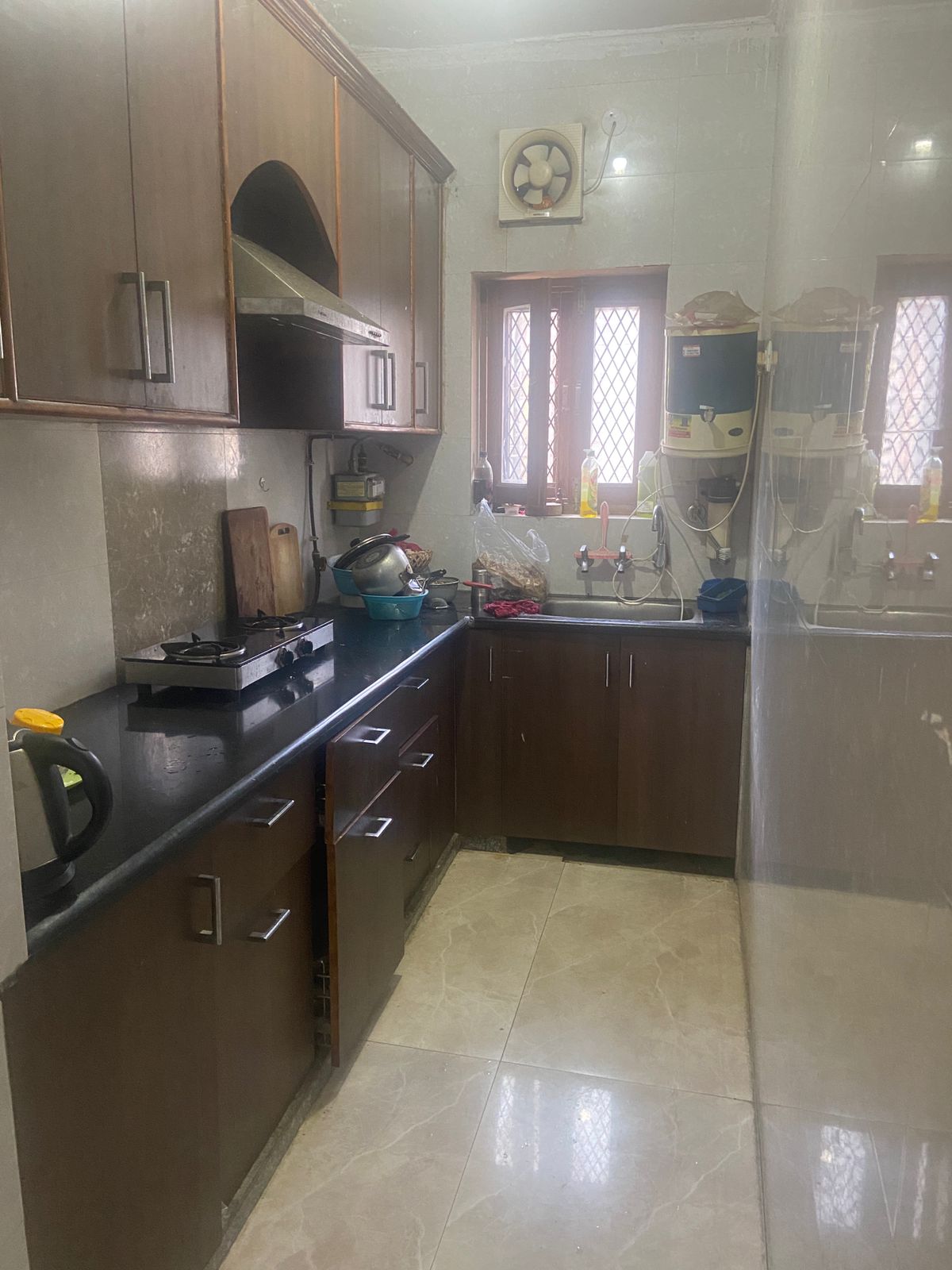https://findmyroom-property-images-india.s3.ap-south-1.amazonaws.com/pkvss-1732384455764-77366.jpeg