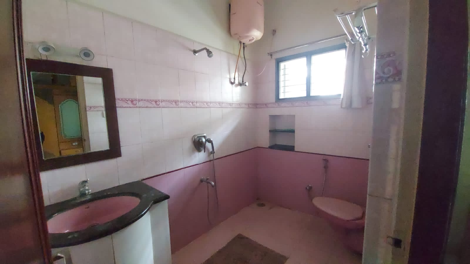 https://findmyroom-property-images-india.s3.ap-south-1.amazonaws.com/qbugc-1693933436872-71228.jpg