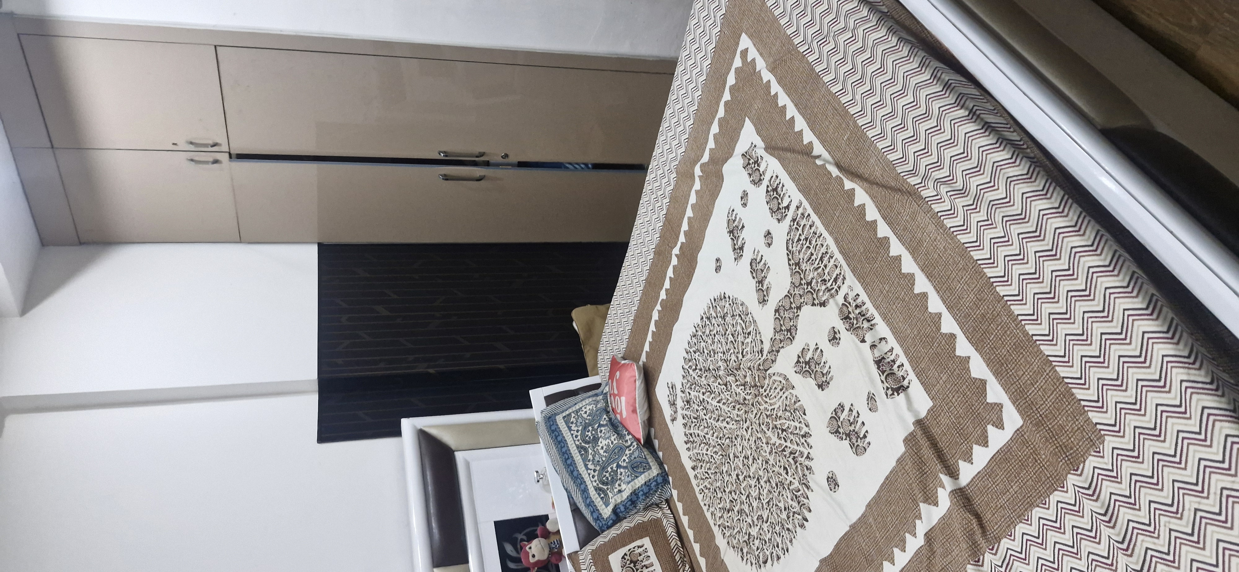 https://findmyroom-property-images-india.s3.ap-south-1.amazonaws.com/qhjrd-1741201870895-76155.jpg