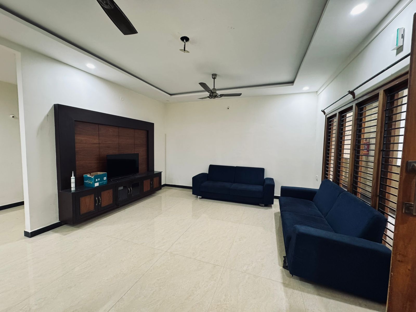 https://findmyroom-property-images-india.s3.ap-south-1.amazonaws.com/qxdwj-1743941131011-26225.jpeg
